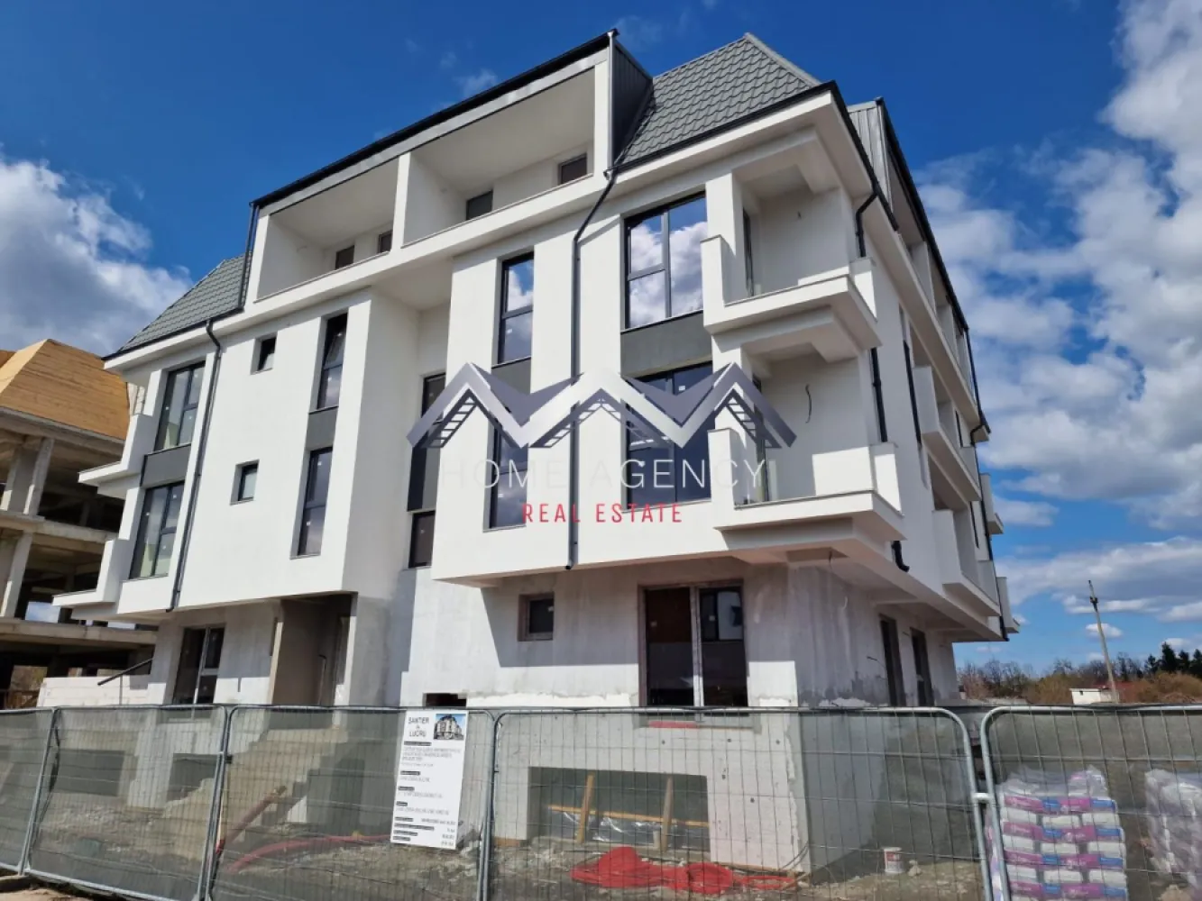 Apartamente 3 camere Otopeni | bloc nou | include parcare - Vă propunem, spre vânzare, mai multe apartamente cu 3 camere, cu suprafețe cuprinse între 52.66 mp și 64.70 mp utili, parte dintr-un ansamblu rezidențial nou, central, din Otopeni.

Ansamblul rezidențial va fi compus din 4 blocuri de locuințe moderne, cu regim mic de înălțime D+P+2+M, construite cu materiale de cea mai bună calitate. Accesul în complex va fi supravegheat video, cu barieră securizată, și va include un loc de joacă pentru copii și spații verzi.

Structura blocurilor este din beton armat, pereții interiori, exteriori și de compartimentare vor fi construiți din cărămidă, iar fațadele vor fi izolate cu polistiren expandat.

Fiecare apartament va fi dotat cu centrală termică proprie, încălzire prin pardoseală, ușă metalică, tâmplărie PVC, geamuri termopan gri antracit, vor fi contorizate individual și racordate la toate utilitățile (apă, curent, gaz, canalizare, cablu TV, internet).

Viitorul proprietar își poate alege finisajele dintr-o gamă variată de modele și de culori. Finisajele interioare sunt incluse în costul apartamentului și constau în: faianță, gresie, parchet si baie complet utilată modern.
Include 1 loc de parcare.

Acces facil către magazine, restaurante, bănci, Primărie (maxim 7 minute de mers pe jos), piață, farmacii, DN1, Aeroport etc.

Programează-te acum pentru o vizionare!

Oferim, gratuit, consultanță financiară și consiliere juridică pe parcursul procedurilor obținerii unui credit, alături de partenerul nostru, SVN România.

Dacă aveți o proprietate de vânzare/închiriere sau sunteți interesați de o proprietate aflată în portofoliul agenției noastre, vă rugăm să ne contactați la numărul de telefon din anunț sau pe adresa de email contact@homeagency.ro.