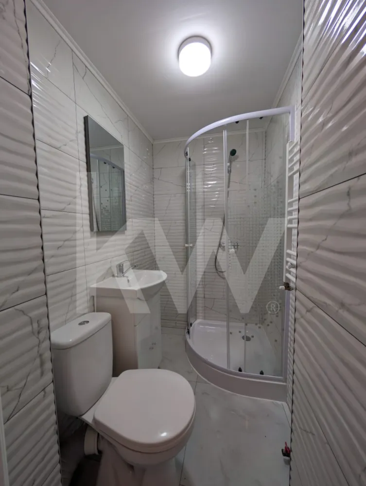 Apartament luminos cu 1 cameră, zonă liniștită – Str. Florilor, Cisnădie - OPORTUNITATE – Apartament 1 cameră, str. Florilor, Cisnădie
Ideal pentru investiție (chirie) sau locuință proprie! Vă propunem spre vânzare un apartament cu 1 cameră, situat într-o zonă liniștită și aerisită din Cisnădie, pe strada Florilor.

 Detalii tehnice și compartimentare:

Configurație: 1 cameră spațioasă, bucătărie, hol și baie.

Etaj: Etajul 4 (oferă intimitate, liniște și priveliște deschisă).

An construcție: ~2007 (bloc stabil din generația nouă).

Situație juridică: Acte la zi, intabulat (CF curat), liber de sarcini.

Utilități: Instalație electrică modernizată, contor electronic nou (putere 5 kW).

 Puncte de interes în zonă (la câteva minute distanță):

Cumpărături: Lidl, Penny Market și Piața Agroalimentară.

Relaxare & Sport: Complexul ARIA / Centrul SPA (bazin acoperit, fitness) și Parcul Măgura.

Educație: Școala Nr. 1, Nr. 3 și Liceul „Gustav Gündisch”.

Conexiune Sibiu: Doar 10-15 minute cu mașina sau prin transportul metropolitan de autobuze.

 Avantaje de top: Costuri minime de întreținere iarna și potențial excelent de închiriere rapidă.