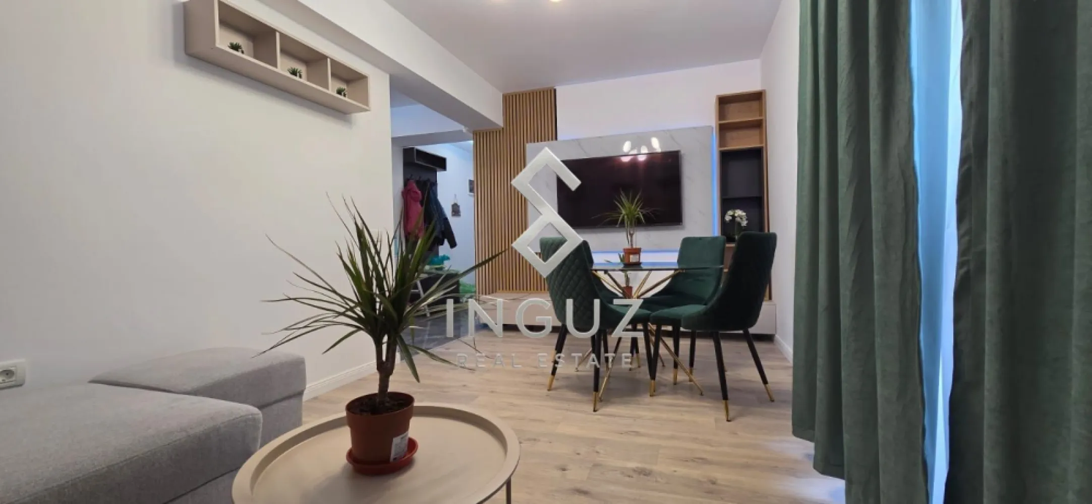 PRIMA ÎNCHIRIERE – APARTAMENT PREMIUM 2 CAMERE CU PARCARE SUBTERANĂ | - PRIMA ÎNCHIRIERE – APARTAMENT PREMIUM 2 CAMERE CU PARCARE SUBTERANĂ | TITAN – NICOLAE GRIGORESCU

⬇️ العربية بالأسفل ⬇️

Disponibil imediat!

Vă prezentăm un apartament modern cu 2 camere, finalizat și recepționat în 2025, situat într-o zonă rezidențială liniștită din Sectorul 3, în apropierea stațiilor de metrou Nicolae Grigorescu și 1 Decembrie 1918.

Locuința este amenajată cu atenție la fiecare detaliu, beneficiază de mobilier realizat la comandă și este la prima închiriere.

Detalii proprietate:
• 2 camere
• Suprafață totală: 51,3 mp
• Balcon: 4,7 mp
• Etaj 1 din 3
• Centrală termică proprie
• Aer condiționat
• Loc de parcare subteran inclus
• Video interfon
• Multiple spații de depozitare
• Mobilier realizat la comandă

Living:
• Colțar extensibil
• Zonă de dining cu masă și 4 scaune
• Smart TV 124 cm
• Aer condiționat

Bucătărie:
• Complet mobilată și utilată
• Cuptor electric încorporat Gorenje
• Plită pe gaz Gorenje
• Chiuvetă Franke din granit
• Mașină de spălat vase Electrolux
• Combină frigorifică

Dormitor:
• Pat matrimonial 180x200 cm
• Saltea premium
• Somieră rabatabilă cu spațiu de depozitare
• Birou și comodă

Baie:
• Cadă
• Obiecte sanitare suspendate
• Baterii Grohe
• Oglindă LED
• Geam pentru ventilație naturală

Avantaje locație:
• Zonă rezidențială liniștită
• Trafic redus
• Regim mic de înălțime al clădirilor din zonă
• Acces rapid către metrou
• Aproape de magazine, supermarketuri, școli și servicii
• Priveliște deschisă, neobturată de construcții înalte

Chirie: 600 Euro/lună

Comision agenție: 50% din valoarea primei luni de chirie + TVA.

━━━━━━━━━━━━━━━━━━━━

لأول إيجار – شقة فاخرة غرفتين مع موقف سيارة تحت الأرض | Titan – Nicolae Grigorescu

متوفرة للسكن فوراً.

شقة حديثة تم استلامها في عام 2025 وتقع في منطقة سكنية هادئة ضمن القطاع الثالث في بوخارست، بالقرب من محطتي مترو Nicolae Grigorescu و 1 Decembrie 1918.

مواصفات الشقة:
• غرفتان
• مساحة إجمالية 51.3 متر مربع
• شرفة بمساحة 4.7 متر مربع
• الطابق الأول من 3
• تدفئة مركزية خاصة
• تكييف هواء
• موقف سيارة تحت الأرض
• مفروشة بالكامل
• أثاث مصنوع حسب الطلب
• مساحات تخزين متعددة

المميزات:
• أول إيجار
• منطقة هادئة وآمنة
• إطلالة مفتوحة
• وصول سهل إلى المترو والخدمات
• مناسبة للأفراد أو الأزواج الباحثين عن الراحة والجودة

الإيجار: 600 يورو شهرياً

عمولة المكتب: 50٪ من قيمة أول شهر إيجار + الضريبة

Inguz Real Estate
📱 +40 774 017 567
📱 +40 724 922 092
✉️ info.inguzrealestate.com