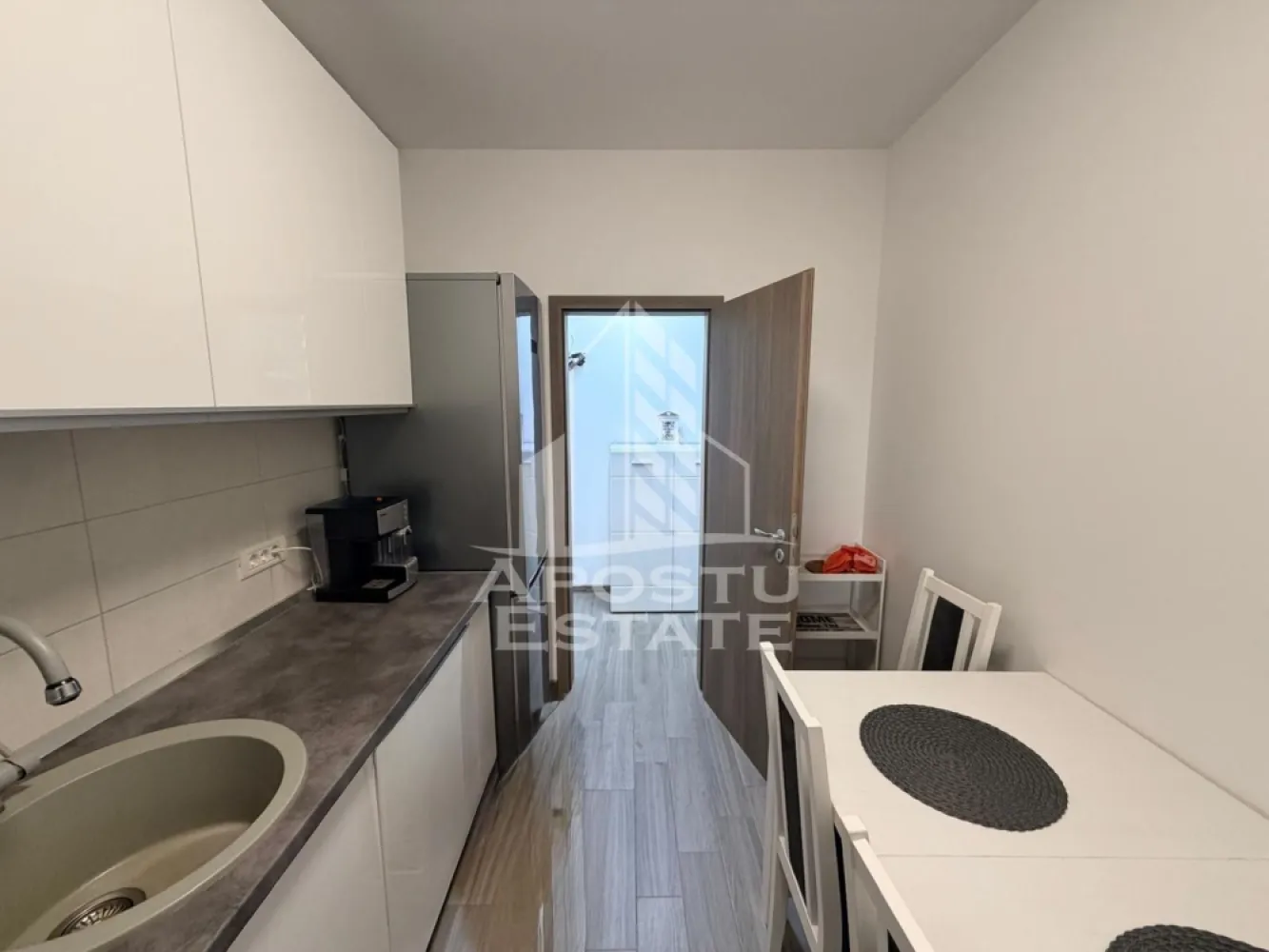 Apartament cu 2 camere, de inchiriat, Giroc, Curte Proprie - Agentia imobiliara APOSTU ESTATE va propune spre inchiriere un apartament cu 2 camere, situat in judetul Timis, Giroc,intr-o zona linistita si bine pozitionata pentru cupluri sau familii care isi doresc o locuinta unde sa se simta confortabil si cu acces facil catre scoli, supermarketuri , magazine de zona.

Suprafata utila: 50 mp

Compartimentare eficienta:

-Hol de acces.

-Bucatarie inchisa mobilata si utilata cu masina de spalat vase.

-Living room luminos cu acces catre curtea proprie.

-Dormitor matrimonial.

-Baie cu cada si aerisire naturala.

Confort si facilitati:

-Confort termic: Incalzirea este realizata prin pardoseala, centrala proprie.

-Nu se accepta animale de companie de catre proprietar.

Localizare:

-Timis, Giroc, acces facil catre : Lidl, Penny Giroc, Stay Fit Giroc

Ideal pentru :

-Cupluri.

-Persoane singure.

-Familie.

Disponibilitate: Imediata.

Pret chirie lunara: 500 euro, negociabil.

Programeaza o vizionare pentru a-ti putea imagina viitorul aici!

ID Intern : CP3117606