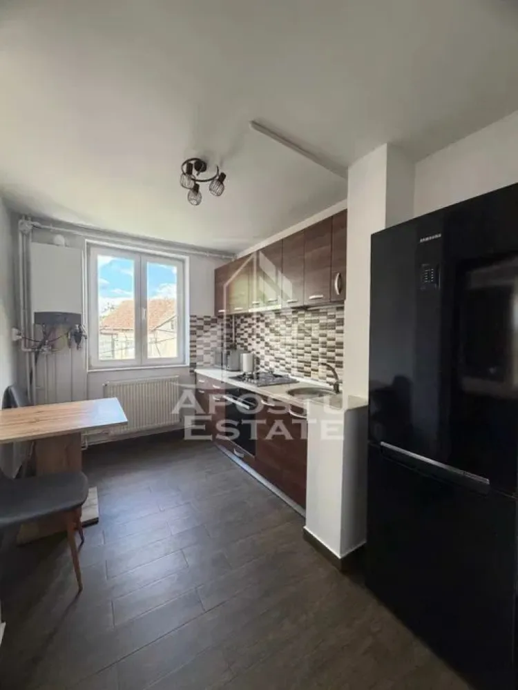 Apartament cu 2 camere, Pet Friendly, zona Olimpia-Stadion, Centrala - Agentia imobiliara APOSTU ESTATE va propune spre inchiriere un apartament cu 2 camere, spatios si luminos, situat in Timisoara, in zona Olimpia-Stadion, o zona linistita si bine pozitionata, potrivit pentru cupluri,familii, sau studenti care isi doresc o locuinta unde sa se simta confortabil si cu acces facil catre scoli, statii de autobuz, supermarketuri , magazine de zona, parcuri.

Suprafata utila: 52mpu
Compartimentare eficienta:
-Hol de acces generos.
-Bucatarie mobilata si utilata.
-Living room luminios cu canapea extensibila.
-Dormitor matrimonial cu AC.
-Baie cu cada.
-Balcon spatios si inchis.

Confort si facilitati:
-Incalzirea apartamentului: Calorifere, Centrala Proprie.
-Apartamentul este complet mobilat si utilat.
- Se accepta animale de companie de catre proprietar.
-Apartamentul dispune de o unitate AC.

Localizare:
-Timis, Timisoara, zona Olimpia Stadion, acces facil : Profi, Baza Sportiva nr 2 Politehnica, Liceul Sportiv Banatul.

Ideal pentru:
-Cupluri.
-Persoane singure.
-Familii.

Disponibilitate: imediata
Pret chirie lunara: 300 euro.
Programeaza o vizionare pentru a-ti putea imagina viitorul aici!
ID intern: CP3148864