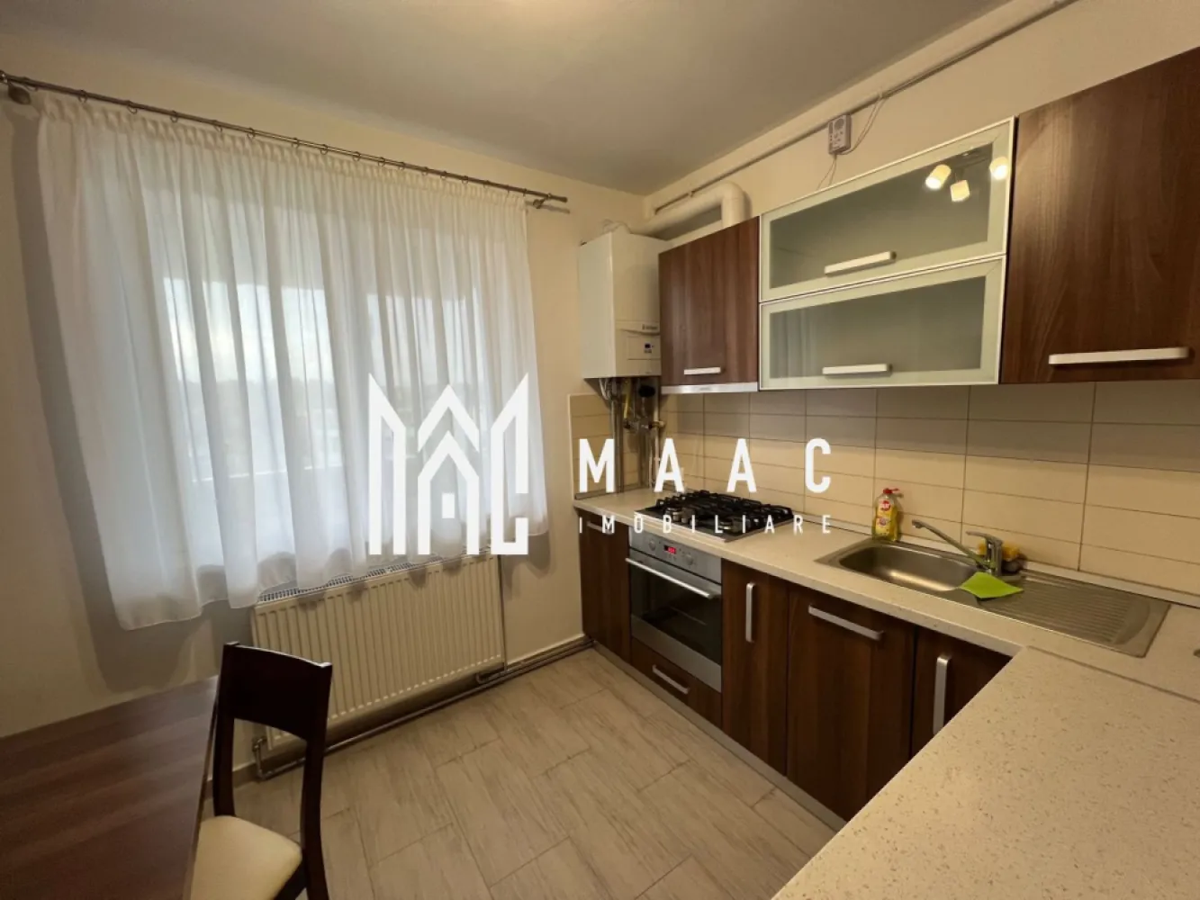 Apartament 2 camere decomandat | 62 MPU | Balcon | Etaj 3 | Calea Dumbrăvii - MAAC Imobiliare vă propune spre închiriere un apartament cu 2 camere, complet decomandat, situat la etajul 3 intr-o zonă apreciată și accesibilă din Sibiu.

Locuința are o suprafață utilă de 62 mp, la care se adaugă un balcon de 6 mp, fiind ideală pentru un cuplu, studenți sau persoane care își doresc confort și acces rapid către principalele puncte de interes ale orașului.

Compartimentare
Hol de acces
Living spațios și luminos
Dormitor confortabil
Bucătărie separată
Baie
Balcon cu acces din fiecare cameră
Dotări și beneficii
Centrală termică proprie
Aer condiționat
Mașină de spălat rufe cu uscător
Plită
Cuptor
Hotă
Combină frigorifică
Televizor
Complet mobilat și utilat
Spații generoase și bine compartimentate
Avantaje locație
Aproape de centrul orașului Sibiu
În apropierea facultăților și instituțiilor de învățământ
Stații de autobuz la câteva minute de mers pe jos
Magazine de cartier, supermarketuri, farmacii și restaurante în zonă
Acces facil către principalele zone comerciale și de interes ale orașului
Condiții
Nu se acceptă animale de companie
Disponibil pentru închiriere imediată
Pentru informații suplimentare, menționează codul ID: CP3148001