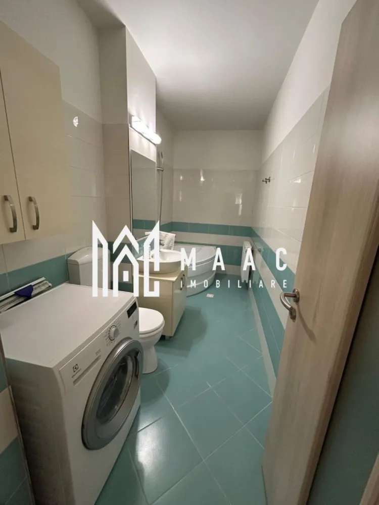 Apartament 2 camere decomandat | 62 MPU | Balcon | Etaj 3 | Calea Dumbrăvii - MAAC Imobiliare vă propune spre închiriere un apartament cu 2 camere, complet decomandat, situat la etajul 3 intr-o zonă apreciată și accesibilă din Sibiu.

Locuința are o suprafață utilă de 62 mp, la care se adaugă un balcon de 6 mp, fiind ideală pentru un cuplu, studenți sau persoane care își doresc confort și acces rapid către principalele puncte de interes ale orașului.

Compartimentare
Hol de acces
Living spațios și luminos
Dormitor confortabil
Bucătărie separată
Baie
Balcon cu acces din fiecare cameră
Dotări și beneficii
Centrală termică proprie
Aer condiționat
Mașină de spălat rufe cu uscător
Plită
Cuptor
Hotă
Combină frigorifică
Televizor
Complet mobilat și utilat
Spații generoase și bine compartimentate
Avantaje locație
Aproape de centrul orașului Sibiu
În apropierea facultăților și instituțiilor de învățământ
Stații de autobuz la câteva minute de mers pe jos
Magazine de cartier, supermarketuri, farmacii și restaurante în zonă
Acces facil către principalele zone comerciale și de interes ale orașului
Condiții
Nu se acceptă animale de companie
Disponibil pentru închiriere imediată
Pentru informații suplimentare, menționează codul ID: CP3148001
