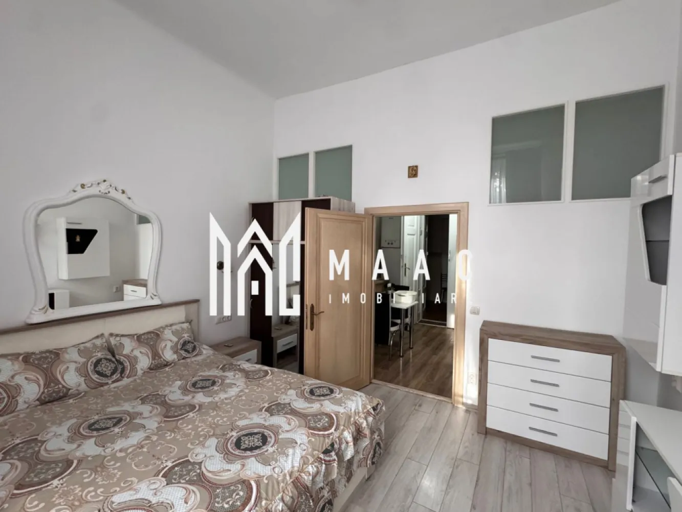Garsonieră | Parter | Curte | 34 MPU | Pet Friendly | Ultracentral - MAAC Imobiliare vă propune spre închiriere o garsonieră modernă, complet mobilată și utilată, cu o suprafață utilă de 34 mp, situată într-o zonă excelentă, aproape de facultățile din Sibiu, centrul orașului și principalele puncte de interes.

Locuința este ideală pentru studenți, tineri profesioniști sau persoane care își doresc confort, accesibilitate și un stil de viață urban.

Detalii proprietate
Suprafață utilă: 34 mp
Complet mobilată și utilată
Dormitor generos
Bucătărie complet echipată
Baie modernă
Loc special amenajat pentru fumat
Pet Friendly
Dotări și beneficii
Mobilier modern și funcțional
Electrocasnice necesare pentru confortul zilnic
Spațiu bine organizat și luminos
Costuri reduse de întreținere
Disponibilă pentru mutare imediată
Avantaje locație
Aproape de facultățile și universitățile din Sibiu
La câteva minute de centrul istoric
Acces rapid către cele mai importante atracții turistice ale orașului
În apropierea magazinelor de cartier, supermarketurilor, farmaciilor și restaurantelor
Stații pentru mijloacele de transport în comun la câteva minute de mers pe jos
Ideală pentru

 studenți
 tineri profesioniști
 persoane singure sau cupluri
 iubitori de animale de companie
 
Pentru informații suplimentare, menționează codul ID: CP3138166