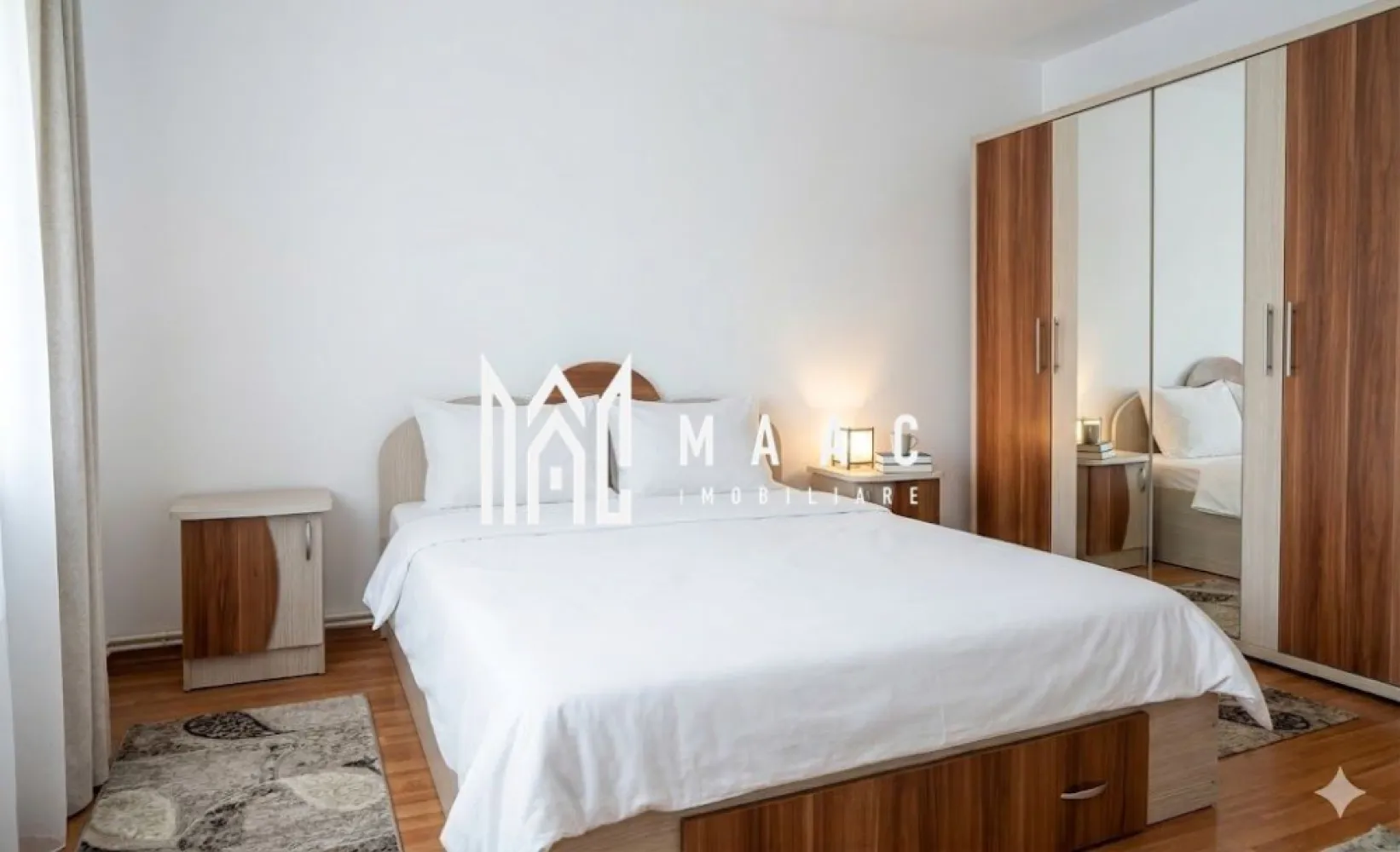 Apartament 3 camere | Etaj 1 | Balcon | Parcare | 60 MPU | Strand - MAAC Imobiliare vă propune spre închiriere un apartament cu 3 camere, decomandat, situat la etajul 1, în cartierul Ștrand, una dintre cele mai apreciate zone rezidențiale din Sibiu.

Locuința are o suprafață utilă de 60 mp, la care se adaugă un balcon închis de 6 mp, fiind recent renovată, izolată termic și pregătită pentru mutare imediată.

Compartimentare
Living luminos
2 dormitoare
Bucătărie separată
Baie
Hol
Balcon închis de 6 mp
Dotări și beneficii
Complet mobilat și utilat
Mașină de spălat rufe
Frigider No Frost
Izolație termică exterioară
Loc de parcare inclus
Apartament renovat recent
Spații bine compartimentate și luminoase
Avantaje locație
Situat în cartierul Ștrand
Aproape de magazine, supermarketuri și farmacii
În vecinătatea băncilor, școlilor și grădinițelor
Acces rapid către Parcul Sub Arini și zonele de recreere
La aproximativ 15 minute de mers pe jos de centrul Sibiului
Mijloace de transport în comun în apropiere
Potrivit pentru
Familie
Cuplu
Persoane care își doresc o zonă liniștită și bine conectată

Pentru informații suplimentare, menționează codul ID: CP3138140