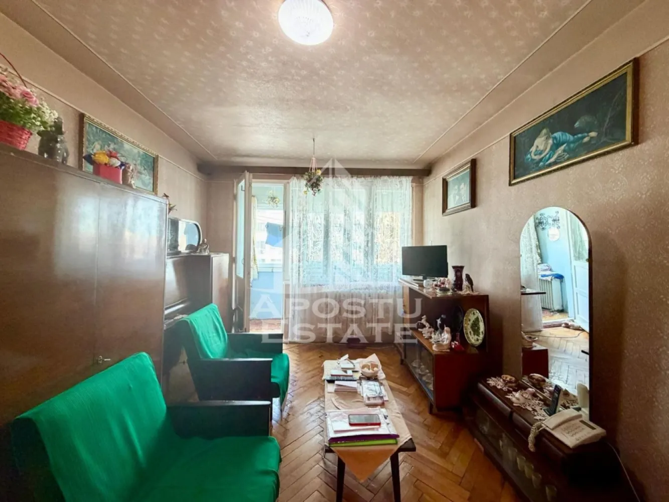 Apartament 2 camere de vanzare, boxa, zona Circumvalatiunii, Timisoara - Agentia imobiliara APOSTU ESTATE va propune spre vanzare un apartament decomandat spatios si elegant cu 2 camere de 48 mp , situat la etajul 6 din 10 in zona Lipovei din Timisoara, o zona linistita si foarte bine conectata. Aceasta proprietate este ideala pentru familii sau pentru cei care isi doresc un apartament bine compartimentat, confortabil si potrivit atat pentru locuinta proprie, cat si pentru investitie imobiliara.

Detalii generale:
- Suprafata utila: 48 mp
- Etaj intermediar: 6 din 10

Compartimentare:
- Hol de acces generos
- Bucatarie
- Living luminos si spatios
- Dormitor matrimonial
- Baie cu cada
- Debara
Confort si dotari:
- Apartamentul beneficiaza de incalzire cu ajutorul termoficarii, se poate pe viitor monta centrala

Localizare:
Zona este foarte linistita, cu acces rapid catre oras si multiple puncte de interes: supermarket-uri, piata, farmacii, scoli, gradinite, restaurante si mijloace de transport in comun. In apropiere se afla Iulius Mall, ceea ce creste atractivitatea proprietatii atat pentru locuit, cat si pentru inchiriere.

Agentia Apostu Estate va ofera consultata bancara gratuita prin intermediul colaboratorilor nostri si broker de credite pentru alegerea celui mai potrivit tip de credit, astfel incat dvs sa deveniti proprietar in cel mai scurt timp posibil.

Programeaza o vizionare chiar astazi si descopera avantajele acestui apartament spatios din Lipovei!
ID intern: CP3148547!