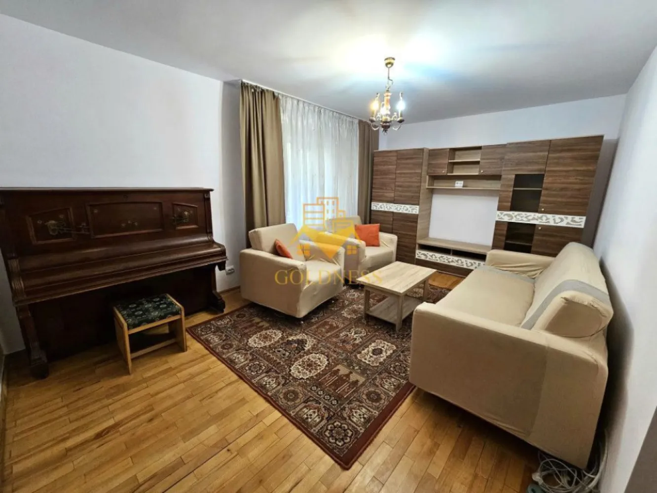 2 Camere Decomandate, Spitalul de Recuperare, Observatorului, Zorilor - GOLDNESS Imobiliare vă propune spre închiriere un apartament cu 2 camere complet mobilat și utilat, la parter într-un imobil de 4 etaje, în cartierul Zorilor. Apartamentul este compartimentat astfel:
 - dormitor cu pat matrimonial, dressing, noptiere
 - camera cu canapea extensibila, fotolii, masa, spatiu pt. depozitare.
 - bucatarie complet mobilata si utilata, loc de servit masa,
 - baie cu vana, calorifer port prosop inox și dulap pentru depozitare.

Imobilul este dotat cu toate cele necesare - centrală proprie, mașină de spălat haine, frigider, aragaz, hotă, etc. 
Se află în apropierea stațiilor de transport în comun, magazine, restaurante, spații verzi, farmacii, etc. 

Dacă sunteți interesați de acest apartament și doriți să îl vizionați, dar și pentru alte oferte sau detalii nu ezitați să ne contactați telefonic sau prin e-mail. Vă stăm la dispoziție!