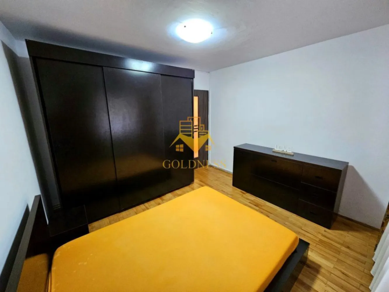 2 Camere Decomandate, Spitalul de Recuperare, Observatorului, Zorilor - GOLDNESS Imobiliare vă propune spre închiriere un apartament cu 2 camere complet mobilat și utilat, la parter într-un imobil de 4 etaje, în cartierul Zorilor. Apartamentul este compartimentat astfel:
 - dormitor cu pat matrimonial, dressing, noptiere
 - camera cu canapea extensibila, fotolii, masa, spatiu pt. depozitare.
 - bucatarie complet mobilata si utilata, loc de servit masa,
 - baie cu vana, calorifer port prosop inox și dulap pentru depozitare.

Imobilul este dotat cu toate cele necesare - centrală proprie, mașină de spălat haine, frigider, aragaz, hotă, etc. 
Se află în apropierea stațiilor de transport în comun, magazine, restaurante, spații verzi, farmacii, etc. 

Dacă sunteți interesați de acest apartament și doriți să îl vizionați, dar și pentru alte oferte sau detalii nu ezitați să ne contactați telefonic sau prin e-mail. Vă stăm la dispoziție!