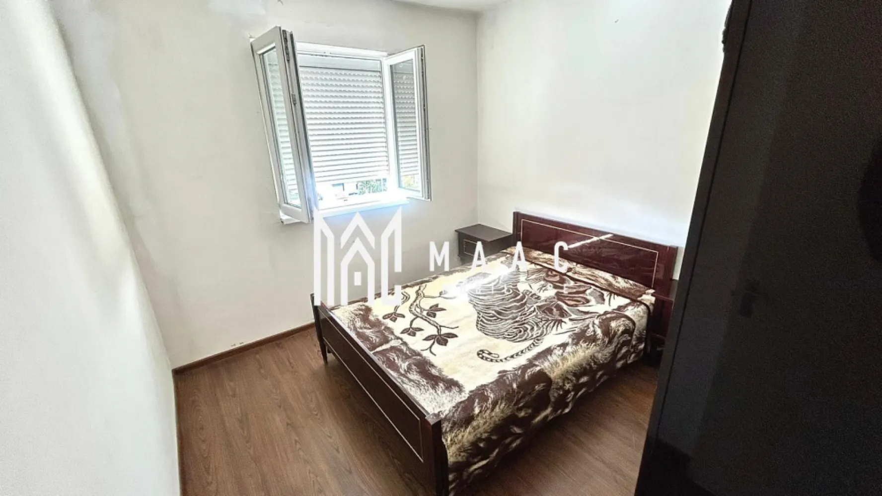 Apartament 3 camere | Bucatarie Separata | Balcon închis | Cedonia - MAAC Imobiliare vă propune spre vânzare un apartament cu 3 camere, semidecomandat, situat în zona Cedonia, la câțiva pași de Registrul Comerțului, într-un bloc izolat termic, amplasat într-o zonă liniștită și bine conectată la facilitățile urbane.

Proprietatea este situată la etajul 4 din 4 și are o suprafață construită de 70,42 mp și o suprafață utilă de 50,39 mp. Apartamentul beneficiază de balcon închis de 2,07 mp, dotat cu termopan, precum și de pivniță de 7,22 mp, trecută în acte. Există acces la uscătorie și spălătorie comune, oferind spațiu suplimentar pentru depozitare și activități gospodărești.

Compartimentarea include:
-3 camere
-bucătărie separată, spațioasă
-baie
-hol
-balcon închis
-pivniță

Zona Cedonia oferă acces rapid la mijloace de transport, fiind aproape de facultăți, spital, școli, magazine și unitatea militară, ceea ce face ca această proprietate să fie potrivită atât pentru locuință personală, cât și pentru investiție în regim de închiriere.

Pentru mai multe detalii sau programarea unei vizionări vă rugăm să menționați la telefon numărul CP3148628.