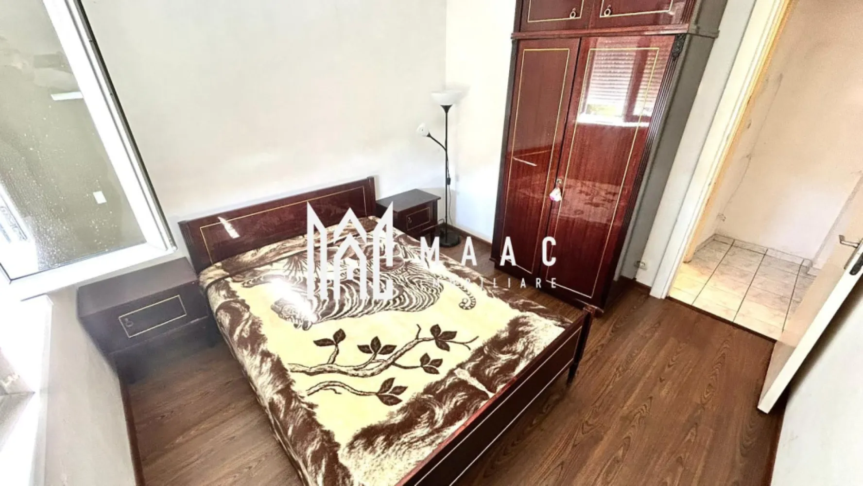 Apartament 3 camere | Bucatarie Separata | Balcon închis | Cedonia - MAAC Imobiliare vă propune spre vânzare un apartament cu 3 camere, semidecomandat, situat în zona Cedonia, la câțiva pași de Registrul Comerțului, într-un bloc izolat termic, amplasat într-o zonă liniștită și bine conectată la facilitățile urbane.

Proprietatea este situată la etajul 4 din 4 și are o suprafață construită de 70,42 mp și o suprafață utilă de 50,39 mp. Apartamentul beneficiază de balcon închis de 2,07 mp, dotat cu termopan, precum și de pivniță de 7,22 mp, trecută în acte. Există acces la uscătorie și spălătorie comune, oferind spațiu suplimentar pentru depozitare și activități gospodărești.

Compartimentarea include:
-3 camere
-bucătărie separată, spațioasă
-baie
-hol
-balcon închis
-pivniță

Zona Cedonia oferă acces rapid la mijloace de transport, fiind aproape de facultăți, spital, școli, magazine și unitatea militară, ceea ce face ca această proprietate să fie potrivită atât pentru locuință personală, cât și pentru investiție în regim de închiriere.

Pentru mai multe detalii sau programarea unei vizionări vă rugăm să menționați la telefon numărul CP3148628.