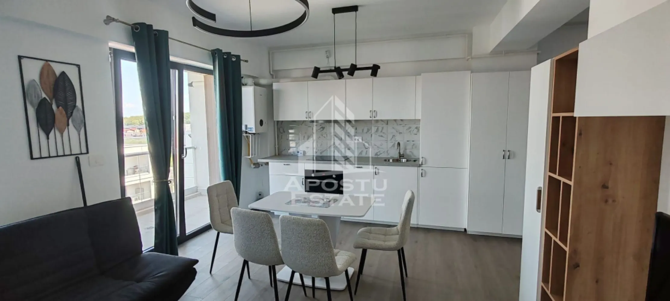 Apartament modern 2 camere de inchiriat, Timisoara zona Lipovei - APOSTU ESTATE va ofera spre inchiriere un apartament cu 2 camere decomandat, situat la etajul 5/6 al unui bloc cu lift, in zona Lipovei.

Vecinatati si puncte de interes:
- supermarketuri – Lidl si Kaufland, foarte accesibile,
- statii de transport in comun – pentru acces rapid catre alte zone ale orasului,
- diverse farmacii, banci si alte facilitati urbane esentiale;

Imobilul se intinde pe o suprafata utila de 47 mp, plus un balcon deschis si este compartimentat astfel:
- hol de acces;
- dormitor cu iesire pe balcon;
- baie;
- bucatarie open-space cu livingul;
- living cu iesire pe terasa.

Confortul termic este asigurat prin intermediul centralei termice pe gaz (incalzire in pardoseala) si al aparatului de aer conditionat.

Apartamentul dispune de:
- masina de spalat vase;
- videointerfon;
- loc de parcare subteran cu bariera.

Pretul de inchiriere al apartamentului este de 450 euro pe luna plus garantia pentru o luna.

Va asteptam cu drag la o vizionare!