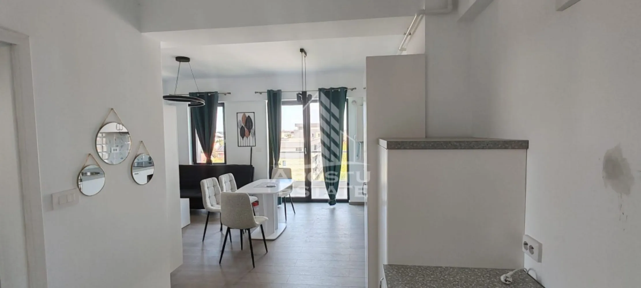 Apartament modern 2 camere de inchiriat, Timisoara zona Lipovei - APOSTU ESTATE va ofera spre inchiriere un apartament cu 2 camere decomandat, situat la etajul 5/6 al unui bloc cu lift, in zona Lipovei.

Vecinatati si puncte de interes:
- supermarketuri – Lidl si Kaufland, foarte accesibile,
- statii de transport in comun – pentru acces rapid catre alte zone ale orasului,
- diverse farmacii, banci si alte facilitati urbane esentiale;

Imobilul se intinde pe o suprafata utila de 47 mp, plus un balcon deschis si este compartimentat astfel:
- hol de acces;
- dormitor cu iesire pe balcon;
- baie;
- bucatarie open-space cu livingul;
- living cu iesire pe terasa.

Confortul termic este asigurat prin intermediul centralei termice pe gaz (incalzire in pardoseala) si al aparatului de aer conditionat.

Apartamentul dispune de:
- masina de spalat vase;
- videointerfon;
- loc de parcare subteran cu bariera.

Pretul de inchiriere al apartamentului este de 450 euro pe luna plus garantia pentru o luna.

Va asteptam cu drag la o vizionare!