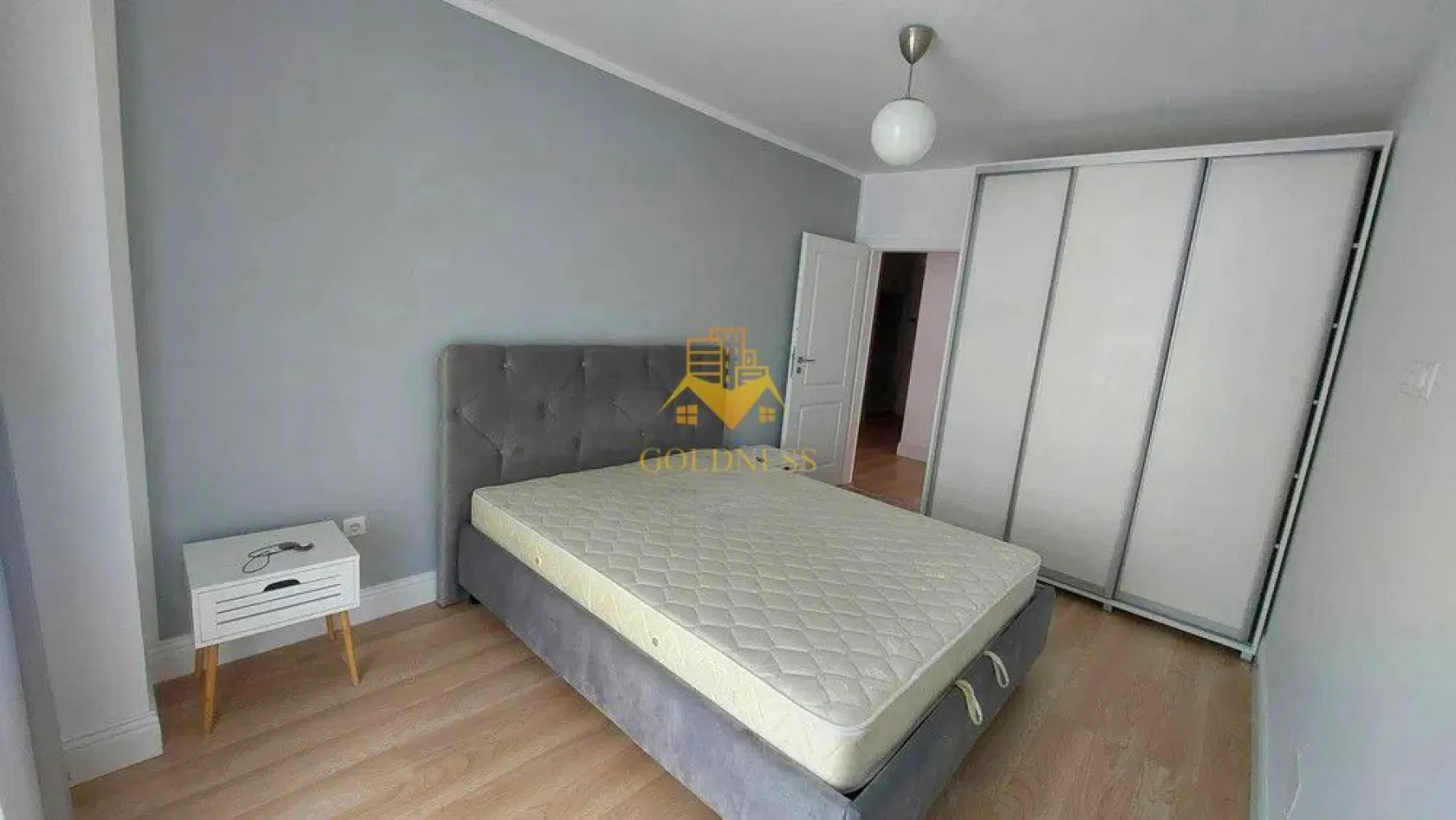 2 camere modern, parcare , Zorilor, LIDL, Frunzisului, Golden Tulip - GOLDNESS Imobiliare vă propune spre închiriere un apartament cu 2 camere, complet mobilat și utilat, la etajul 3 într-un imobil de 10 etaje, în cartierul Zorilor Apartamentul este compartimentat astfel:
 - dormitor cu pat matrimonial, dressing, noptiere( urmeaza sa fie montate). 
 - living cu bucatarie open-space (2 canapele,tv, masa si scaune urmeaza sa fie montate). 
 - baie cu vană, calorifer port prosop inox și dulap pentru depozitare.
 - bucătăria complet utilată. 
 
Imobilul este dotat cu toate cele necesare- centrală proprie, mașină de spălat haine, frigider, plită electrică,hotă, TV, etc. 

Se află în apropierea stațiilor de transport în comun, magazine, restaurante, spații verzi, farmacii, etc. 
Dispune de loc de parcare subteran !

Dacă sunteți interesați de acest apartament și doriți să îl vizionați, dar și pentru alte oferte sau detalii nu ezitați să ne contactați telefonic sau prin e-mail - goldnessimobiliare@gmail.com. Vă stăm la dispoziție!