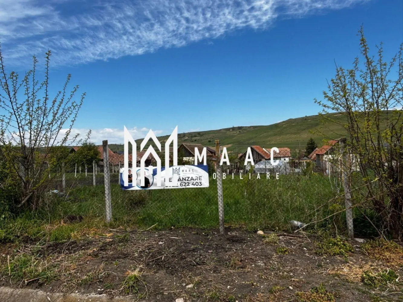 Teren intravilan | 500 mp | Utilități la poartă | Deschidere 16 ml | Alămor - Maac Imobiliare prezintă spre vânzare un teren intravilan situat în localitatea Alămor, județul Sibiu, ideal pentru construcția unei locuințe.
Terenul are o suprafață de 500 mp și beneficiază de o deschidere generoasă la drum de aproximativ 16 metri liniari, oferind multiple posibilități de construire.
Proprietatea dispune de utilități la poartă: gaz, apă, curent electric și canalizare, ceea ce reprezintă un avantaj major pentru viitoarea construcție.
Pe teren se regăsesc pomi fructiferi și viță de vie, fiind potrivit atât pentru locuință, cât și pentru relaxare sau mică grădină.
Zona este una locuită, cu case construite în imediata apropiere, iar accesul se face pe drum asfaltat.
Preț: 15.000 euro
Pentru mai multe detalii sau pentru a programa o vizionare, vă rugăm să menționați telefonic ID-ul anunțului: CP3148601