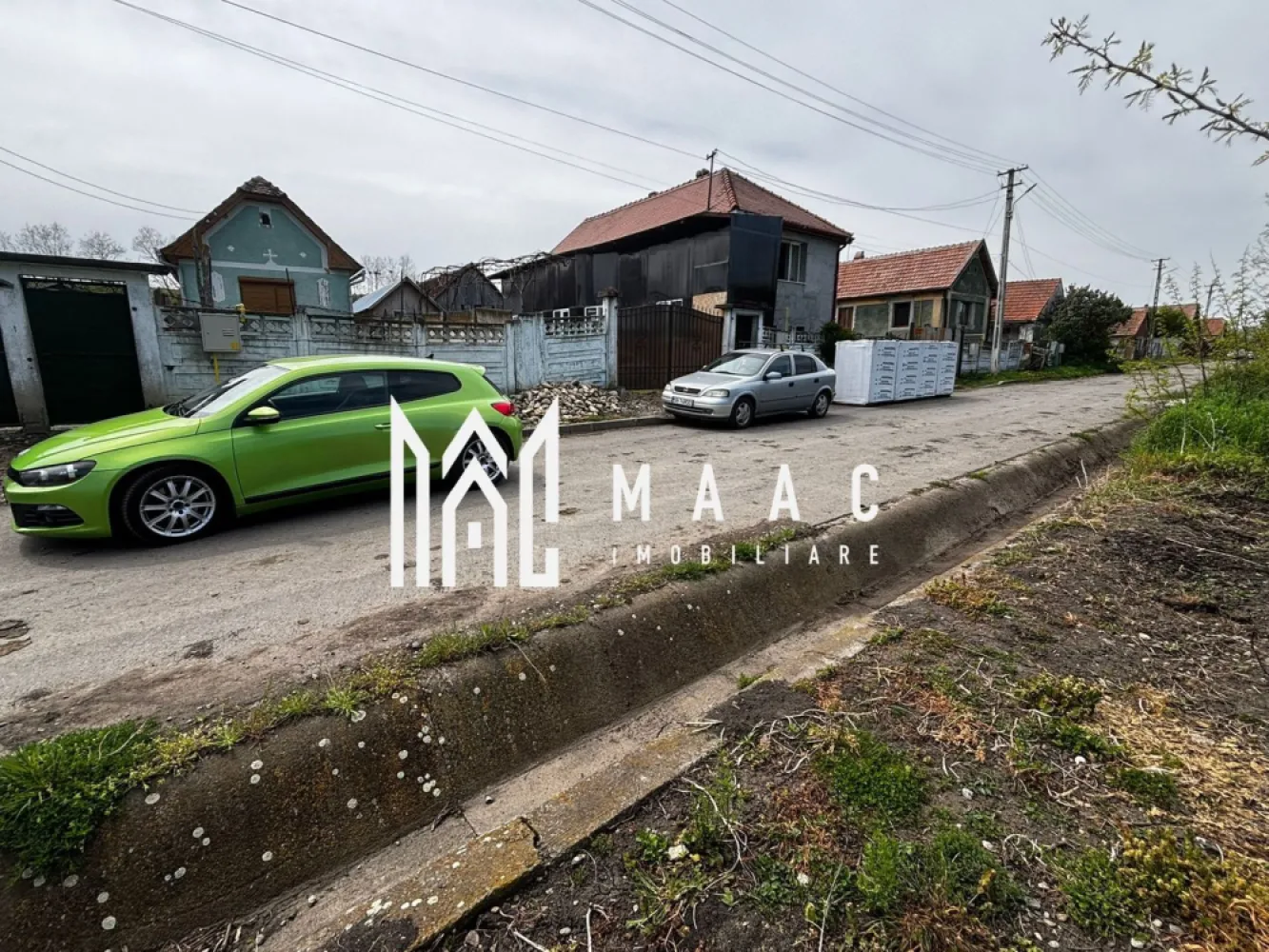 Teren intravilan | 500 mp | Utilități la poartă | Deschidere 16 ml | Alămor - Maac Imobiliare prezintă spre vânzare un teren intravilan situat în localitatea Alămor, județul Sibiu, ideal pentru construcția unei locuințe.
Terenul are o suprafață de 500 mp și beneficiază de o deschidere generoasă la drum de aproximativ 16 metri liniari, oferind multiple posibilități de construire.
Proprietatea dispune de utilități la poartă: gaz, apă, curent electric și canalizare, ceea ce reprezintă un avantaj major pentru viitoarea construcție.
Pe teren se regăsesc pomi fructiferi și viță de vie, fiind potrivit atât pentru locuință, cât și pentru relaxare sau mică grădină.
Zona este una locuită, cu case construite în imediata apropiere, iar accesul se face pe drum asfaltat.
Preț: 15.000 euro
Pentru mai multe detalii sau pentru a programa o vizionare, vă rugăm să menționați telefonic ID-ul anunțului: CP3148601