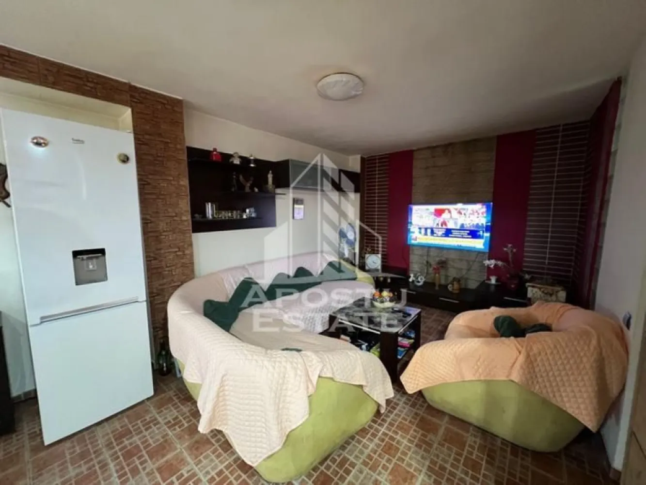 Apartament 3 camere, de vanzare, zona Soarelui, Timisoara - Agentia imobiliara APOSTU ESTATE va ofera spre vanzare un apartament cu 3 camere, mobilat si utilat, localizat in judetul Timis, Timisoara, zona Soarelui.

Apartamentul are o suprafata de 78mp utili +balcoane si este situat la etajul 2 intr-un bloc anvelopat termic, cu 4 etaje.

- Hol de acces

- Bucatarie

-Living cu balcon deschis

- 2 Dormitoare (unul cu balcon)

- Baie cu cada si geam

-Baie de servici

Confortul termic este asigurat prin intermediul centralei proprie pe gaz.

Zona cu numeroase facilitati si puncte de interes precum: acces rapid si usor la mijloacele de transport in comun, si alte supermarket-uri in apropiere, farmacii, institutii de invatamant, restaurante, baruri, cafenele si multe altele.

Agentia imobiliara Apostu Estate va ofera consultanta bancara gratuita prin intermediul colaboratorilor nostri pentru alegerea celui mai potrivit tip de credit, astfel incat tu sa devi noul proprietar al acestui apartament.

Va asteptam cu drag la o vizionare!

CP3147881