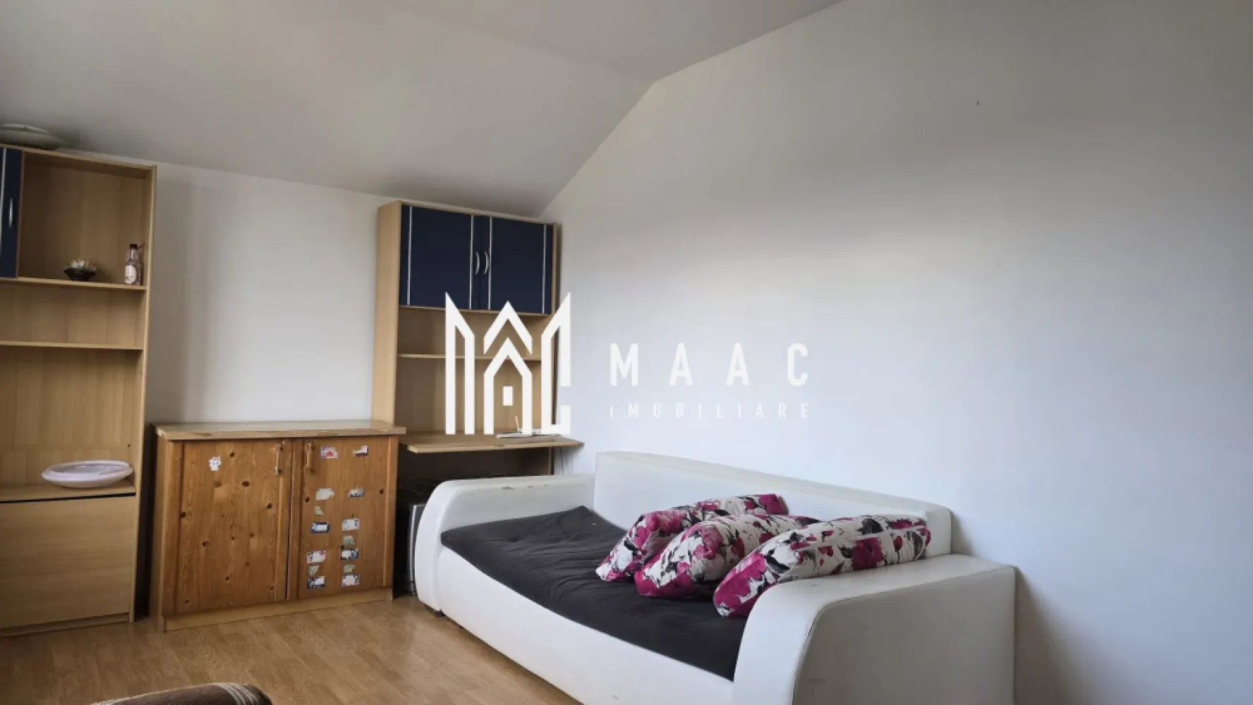 Apartament | 2 camere | 54mp | Valea Aurie - Apartament 2 camere decomandat de închiriat – Valea Aurie, Sibiu

Agenția MAAC Imobiliare vă oferă spre închiriere un apartament cu 2 camere, decomandat, având o suprafață utilă de 54 mp, situat în cartierul Valea Aurie din Sibiu, într-o zonă liniștită și apreciată pentru confortul și accesibilitatea sa.

Locuința este compartimentată eficient și dispune de:

living spațios
dormitor luminos
bucătărie
baie
hol generos

Apartamentul se închiriază mobilat și utilat, fiind dotat cu internet. Poziționarea excelentă oferă acces rapid către punctele de interes ale orașului, mijloace de transport, magazine, școli și zone verzi.

Avantaje:
Suprafață utilă: 54 mp
Compartimentare decomandată
Zonă foarte liniștită
Acces facil către orice zonă a orașului
Internet inclus
Disponibil pentru închiriere pe termen lung

Pentru informații suplimentare și programarea unei vizionări, contactați Agenția MAAC Imobiliare mentionand codul CP3139727.