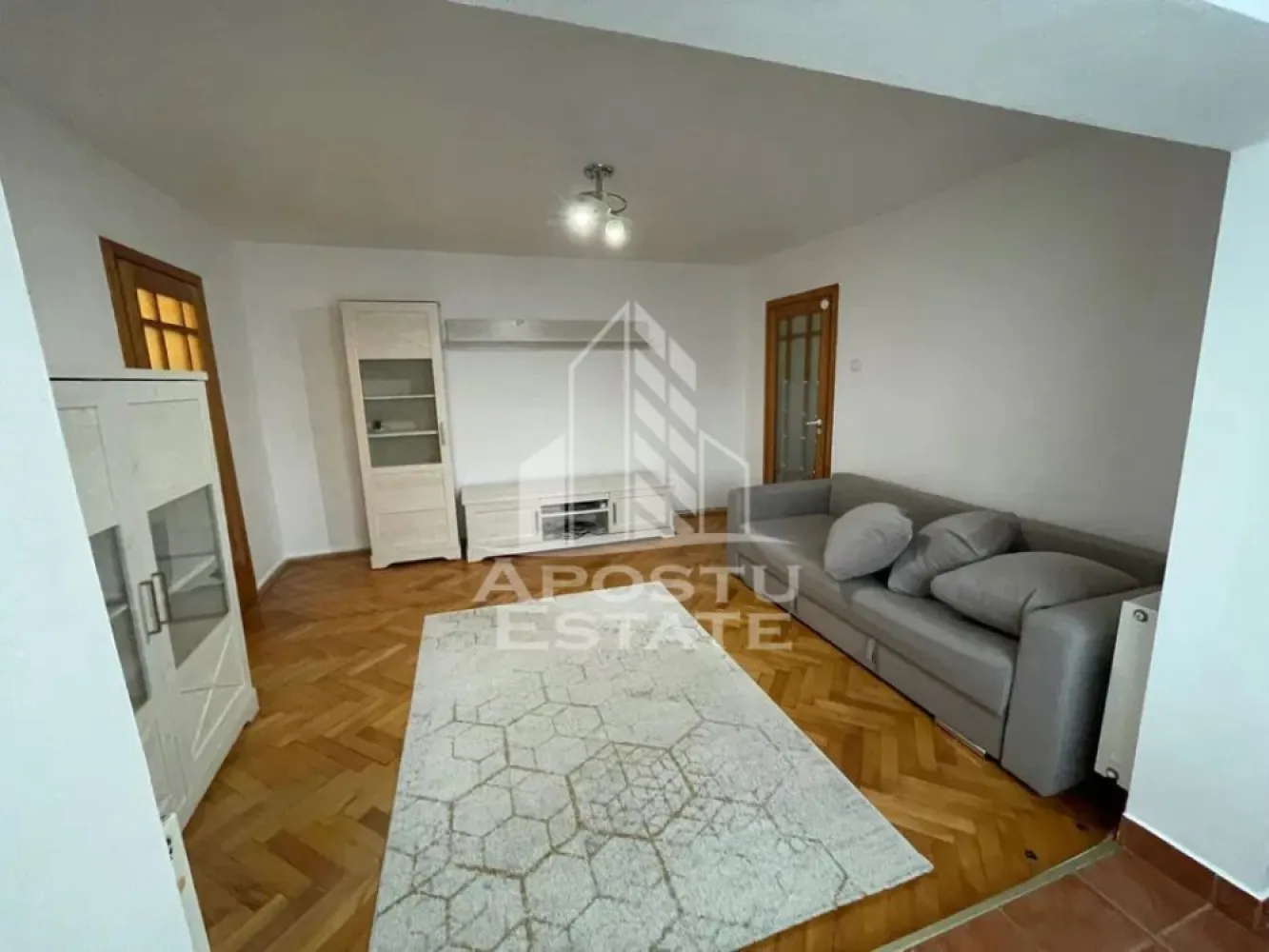 Apartament cu 2 camere, de inchiriat, zona Dambovita, Centrala proprie - Agentia imobiliara APOSTU ESTATE va propune spre inchiriere un apartament cu 2 camere, spatios si luminos, situat in Timisoara, in zona Dambovita, o zona linistita si bine pozitionata, potrivit pentru cupluri,familii, sau studenti care isi doresc o locuinta unde sa se simta confortabil si cu acces facil catre scoli, statii de autobuz, supermarketuri , magazine de zona, parcuri.

Suprafata utila: 54 mpu
Compartimentare eficienta:
-Hol de acces.
-Bucatarie inchisa. mobilata si utilata.
-Living room luminios.
-Dormitor matrimonial cu TV.
-Baie cu cada.

Confort si facilitati:
-Incalzirea apartamentului: Calorifere, Centrala Proprie.
-Apartamentul este complet mobilat si utilat.
- Se accepta animale de companie de catre proprietar.

Localizare:
-Timis, Timisoara, zona Dambovita, acces facil : Profi City, Restaurant Nora, Sectia 3 Politie Urbana Timisoara.

Ideal pentru:
-Cupluri.
-Persoane singure.
-Familii.

Disponibilitate: imediata
Pret chirie lunara: 300 euro.
Programeaza o vizionare pentru a-ti putea imagina viitorul aici!
ID intern: CP3149135