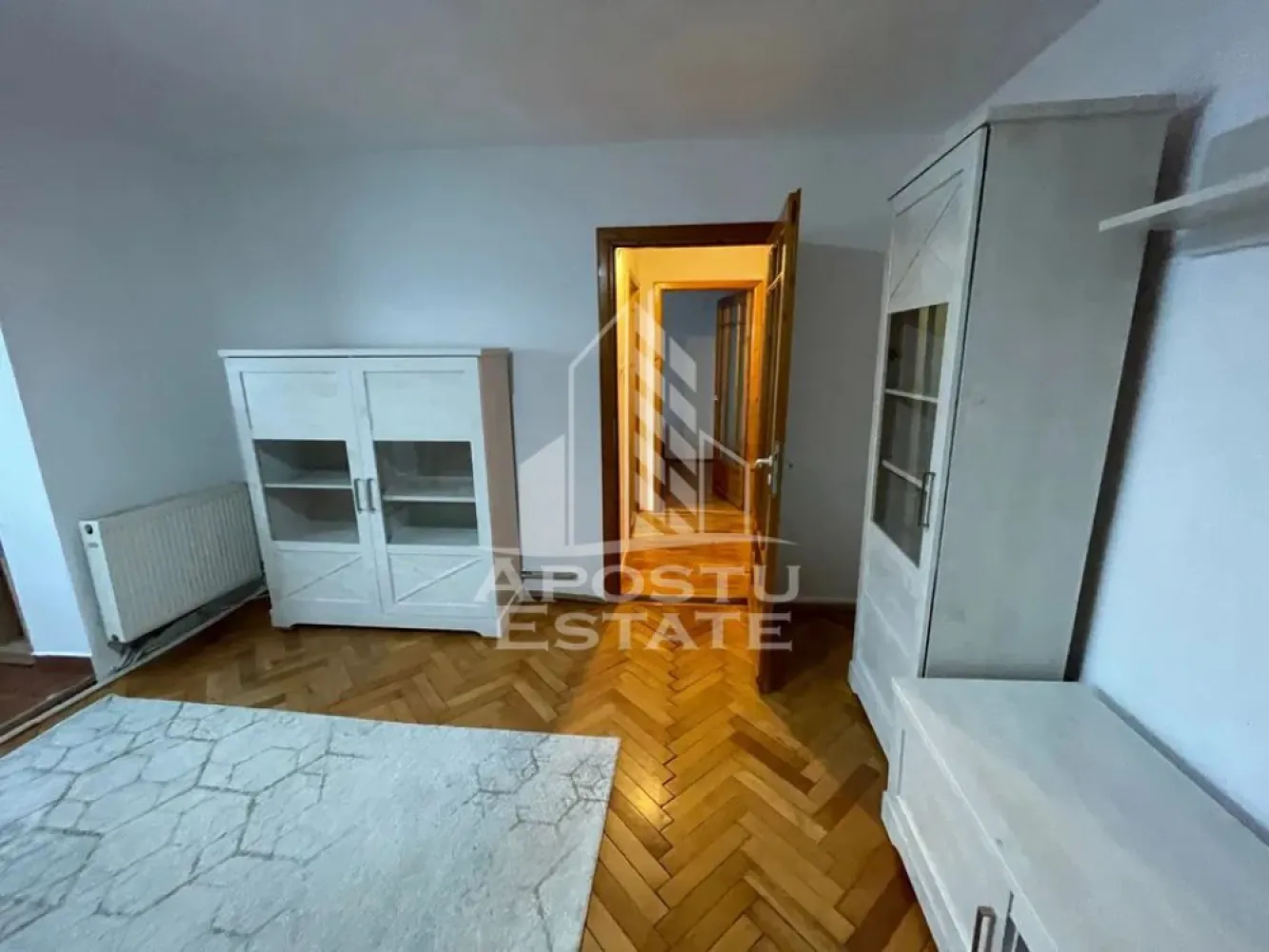 Apartament cu 2 camere, de inchiriat, zona Dambovita, Centrala proprie - Agentia imobiliara APOSTU ESTATE va propune spre inchiriere un apartament cu 2 camere, spatios si luminos, situat in Timisoara, in zona Dambovita, o zona linistita si bine pozitionata, potrivit pentru cupluri,familii, sau studenti care isi doresc o locuinta unde sa se simta confortabil si cu acces facil catre scoli, statii de autobuz, supermarketuri , magazine de zona, parcuri.

Suprafata utila: 54 mpu
Compartimentare eficienta:
-Hol de acces.
-Bucatarie inchisa. mobilata si utilata.
-Living room luminios.
-Dormitor matrimonial cu TV.
-Baie cu cada.

Confort si facilitati:
-Incalzirea apartamentului: Calorifere, Centrala Proprie.
-Apartamentul este complet mobilat si utilat.
- Se accepta animale de companie de catre proprietar.

Localizare:
-Timis, Timisoara, zona Dambovita, acces facil : Profi City, Restaurant Nora, Sectia 3 Politie Urbana Timisoara.

Ideal pentru:
-Cupluri.
-Persoane singure.
-Familii.

Disponibilitate: imediata
Pret chirie lunara: 300 euro.
Programeaza o vizionare pentru a-ti putea imagina viitorul aici!
ID intern: CP3149135