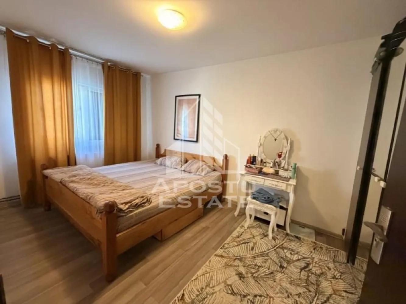 Apartament 2 camere, de vanzare, zona Soarelui, Timisoara - Agentia imobiliara APOSTU ESTATE va ofera spre vanzare un apartament cu 2 camere, mobilat si utilat, localizat in judetul Timis, Timisoara, zona Soarelui.

Apartamentul are o suprafata de 52mp utili +logie si este situat la etajul 3 intr-un bloc cu 4 etaje.

- Hol de acces

- Bucatarie

-Living cu loggie
 
-Dormitor

- Baie cu cada si geam

Confortul termic este asigurat prin intermediul centralei proprie pe gaz.

Zona cu numeroase facilitati si puncte de interes precum: acces rapid si usor la mijloacele de transport in comun, si alte supermarket-uri in apropiere, farmacii, institutii de invatamant, restaurante, baruri, cafenele si multe altele.

Agentia imobiliara Apostu Estate va ofera consultanta bancara gratuita prin intermediul colaboratorilor nostri pentru alegerea celui mai potrivit tip de credit, astfel incat tu sa devi noul proprietar al acestui apartament.

Va asteptam cu drag la o vizionare!
CP3147862