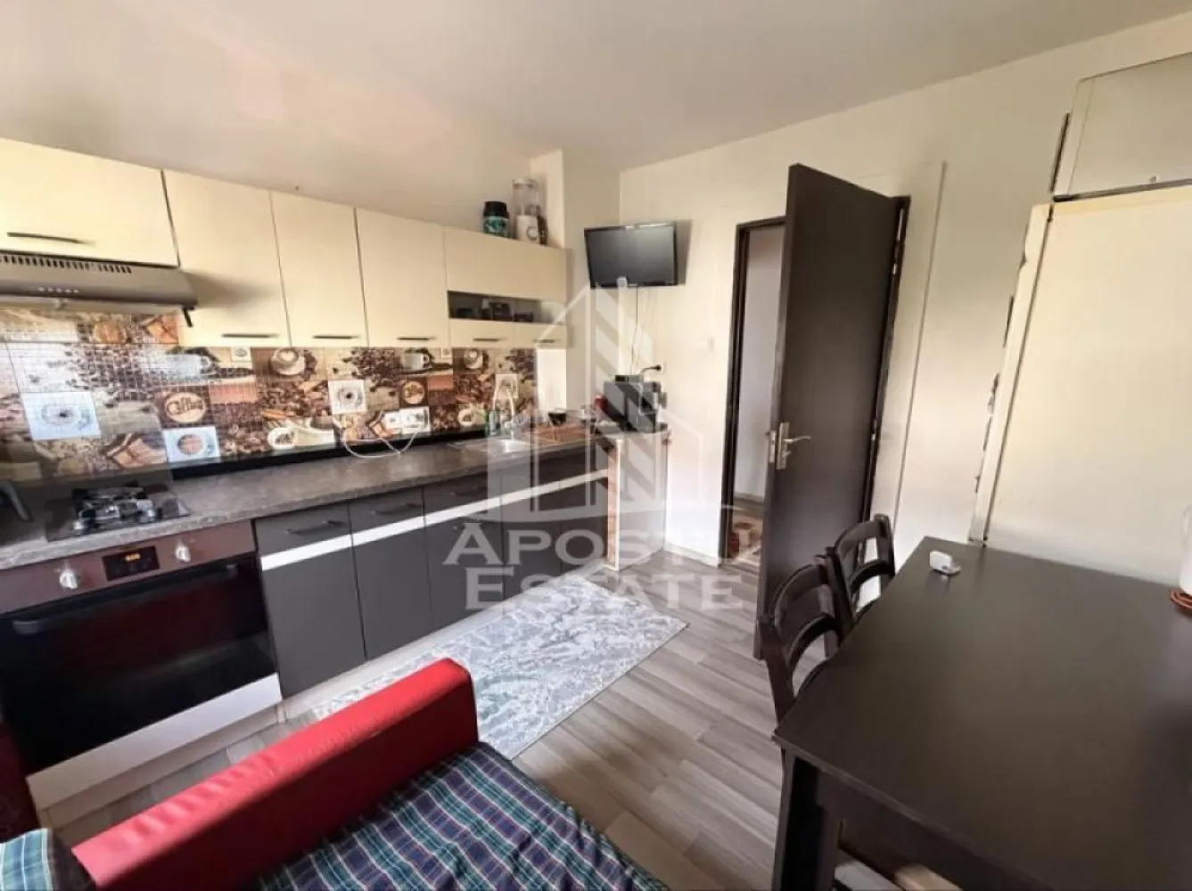 Apartament 2 camere, de vanzare, zona Soarelui, Timisoara - Agentia imobiliara APOSTU ESTATE va ofera spre vanzare un apartament cu 2 camere, mobilat si utilat, localizat in judetul Timis, Timisoara, zona Soarelui.

Apartamentul are o suprafata de 52mp utili +logie si este situat la etajul 3 intr-un bloc cu 4 etaje.

- Hol de acces

- Bucatarie

-Living cu loggie
 
-Dormitor

- Baie cu cada si geam

Confortul termic este asigurat prin intermediul centralei proprie pe gaz.

Zona cu numeroase facilitati si puncte de interes precum: acces rapid si usor la mijloacele de transport in comun, si alte supermarket-uri in apropiere, farmacii, institutii de invatamant, restaurante, baruri, cafenele si multe altele.

Agentia imobiliara Apostu Estate va ofera consultanta bancara gratuita prin intermediul colaboratorilor nostri pentru alegerea celui mai potrivit tip de credit, astfel incat tu sa devi noul proprietar al acestui apartament.

Va asteptam cu drag la o vizionare!
CP3147862