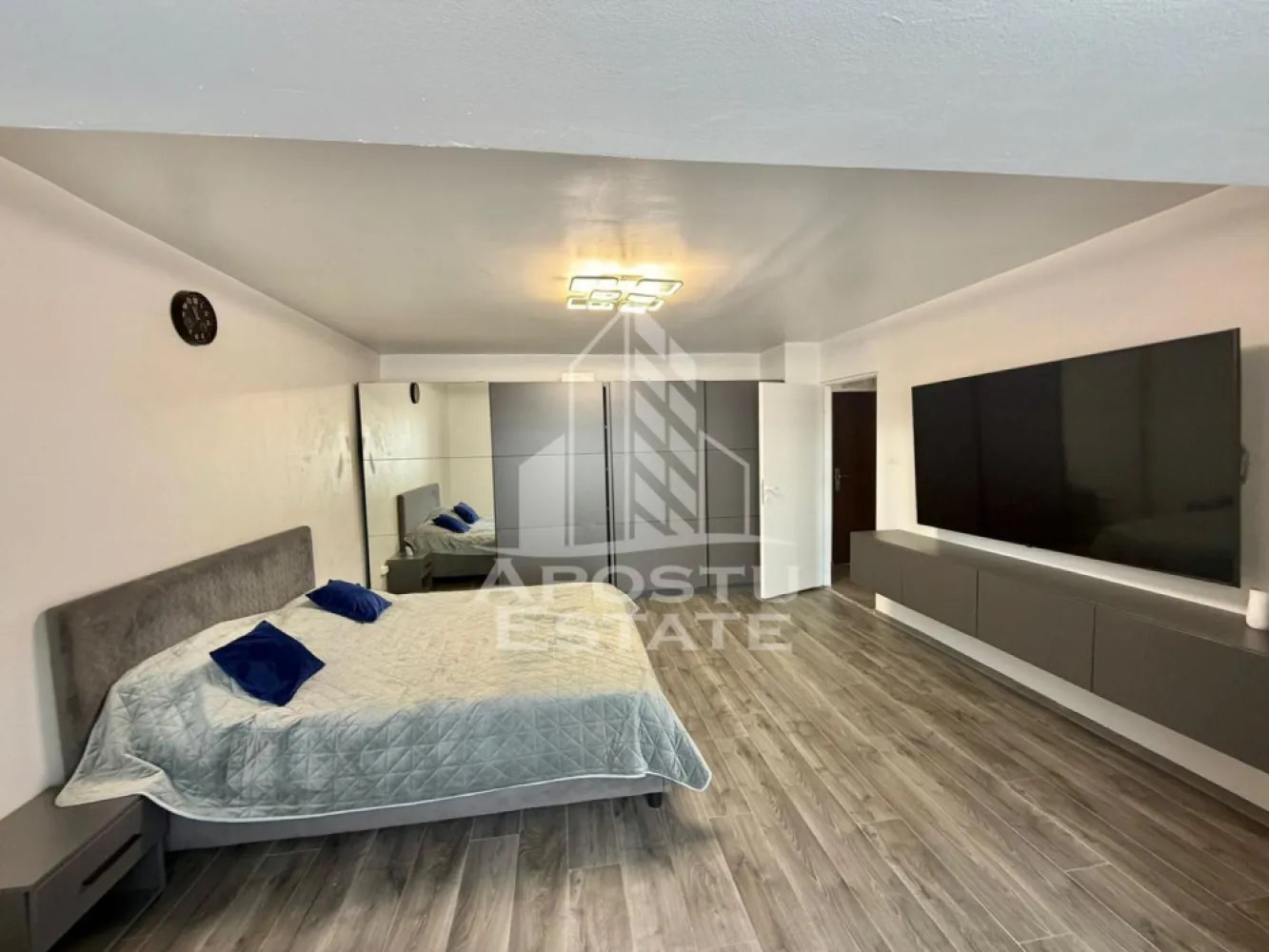Apartament cu 1 camera de inchiriat, petfriendly, Sagului, Timisoara - Agentia imobiliara APOSTU ESTATE va propune spre inchiriere un apartament recent renovat cu o camera, situat intr-o zona linistita din Calea Sagului, in apropiere de Shopping City, magazinul Rebrisoreana, Strada Bujorilor ca punct de reped
-Suprafata utila: 40mp

Compartimentare eficienta:
-Hol de acces
-Bucatarie complet mobilata si utilata, cu loc de luat masa
-Dormitor luminos si spatios
-Baie dotata cu cada

Confort si facilitati:
-Centrala termica proprie pe gaz
-Aer conditionat
-Apartamentul este renovat recent
-Se accepta animale de companie de catre proprietar

Localizare: zona Calea Sagului, proximitatea mijloacelor de transport in comun, Shopping City
Ideal pentru:
-Persoane singure
-Cupluri
Va asteptam la o vizionare!
ID intern: CP3124490