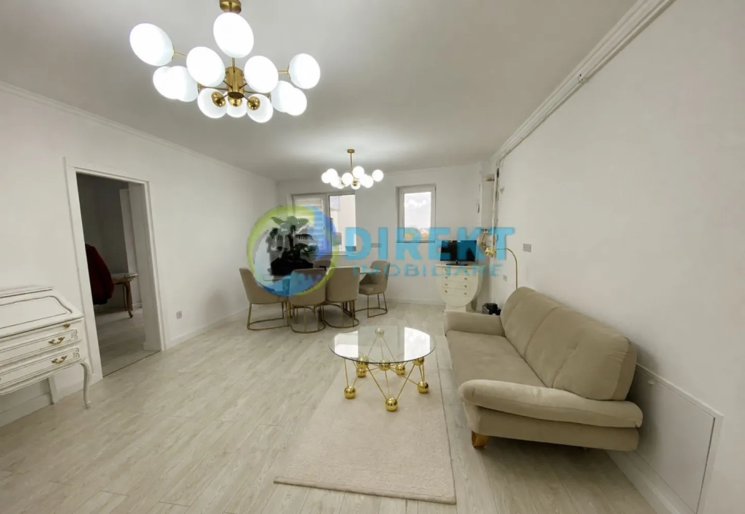 Apartament 4 camere , etaj 1 , strada Aurel Vlaicu ! - Agentia Direkt Imobiliare propune spre vanzare apartament spatios pozitionat la etajul 1 , in zona Valea Rusului , pe strada Aurel Vlaicu .

Imobilul este constructie noua , are o suprafata de 100 mp , si este compus din : living si bucatarie openspace , 3 dormitoare fiecare cu balcon , 1 baie .

Dispune de loc de parcare suprateran .

Avantaje : – ofera confort si libertate de miscare

– permite organizarea mai buna a lucrurilor

– luminozitate crescuta

– spatii aerisite