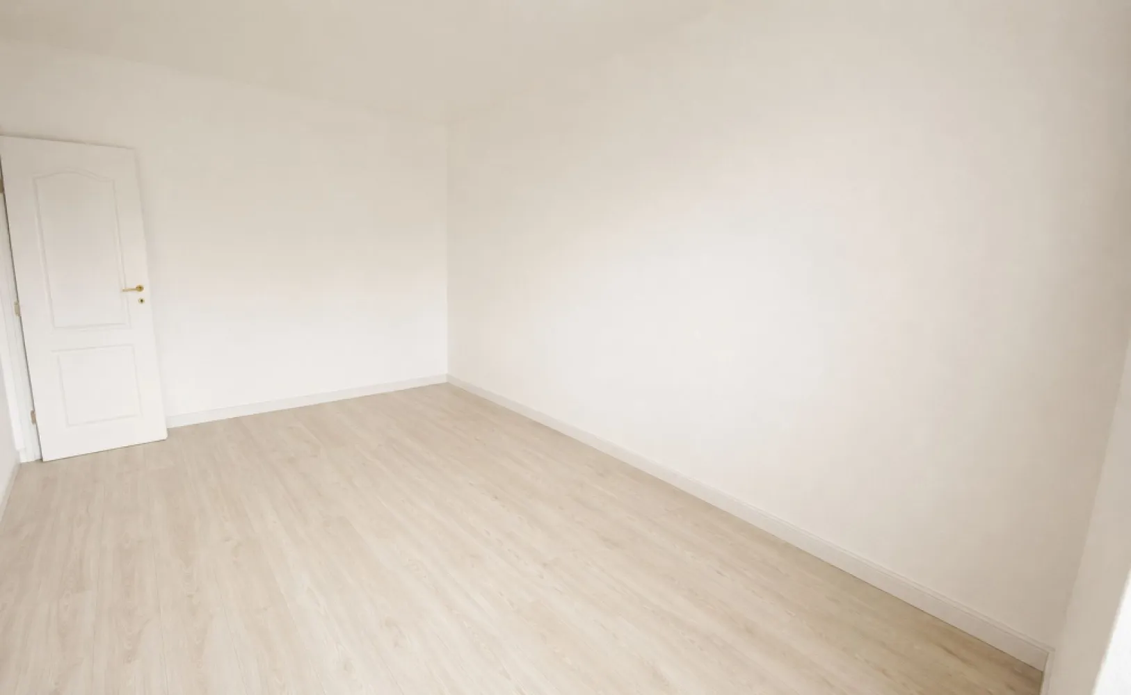 Apartament 4 camere , etaj 1 , strada Aurel Vlaicu ! - Agentia Direkt Imobiliare propune spre vanzare apartament spatios pozitionat la etajul 1 , in zona Valea Rusului , pe strada Aurel Vlaicu .

Imobilul este constructie noua , are o suprafata de 100 mp , si este compus din : living si bucatarie openspace , 3 dormitoare fiecare cu balcon , 1 baie .

Dispune de loc de parcare suprateran .

Avantaje : – ofera confort si libertate de miscare

– permite organizarea mai buna a lucrurilor

– luminozitate crescuta

– spatii aerisite
