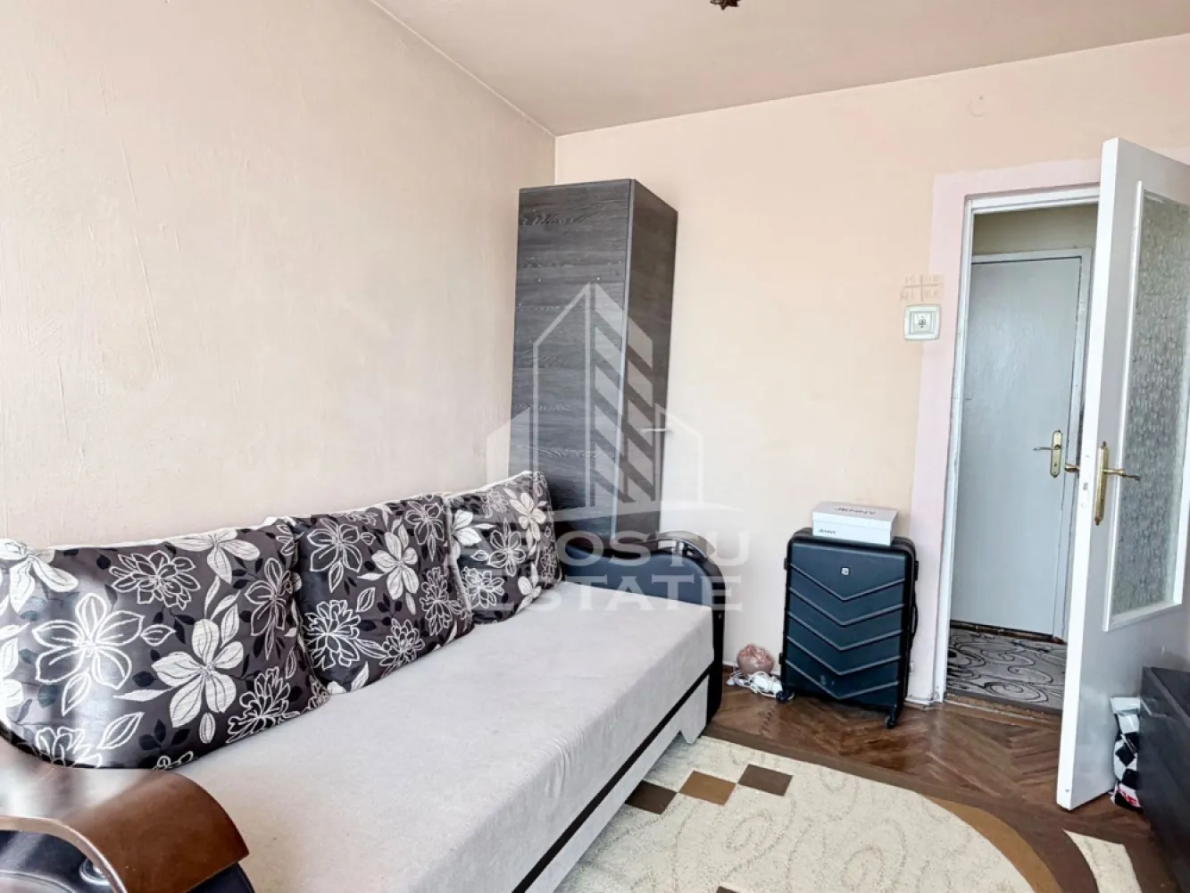 Apartament de vanzare Calea Torontalului Cetatii centrala boxa - APOSTU ESTATE va propune spre vanzare in exclusivitate un apartament cu doua camere, decomandat, situat la etaj intermediar, intr-un bloc cu lift in zona Dacia, la doi pasi de Iulius Town.

Compartimentare:
-hol de acces;
-camera de zi cu balcon;
-bucatarie inchisa;
-dormitor;
-baie cu geam de aerisire.

Apartamentul este dotat cu centrala termica. 

Foarte bine pozitionat:
- la cateva minute de mers pe jos de Iulius Town;
- Lidl in fata blocului;
- mijloace de transport in comun la scara;
- mai multe unitati de invatamant;
-parcuri pentru copii.

Boxa este trecuta in extrasul de carte funciara.

Va invitam la o vizionare chiar astazi!
