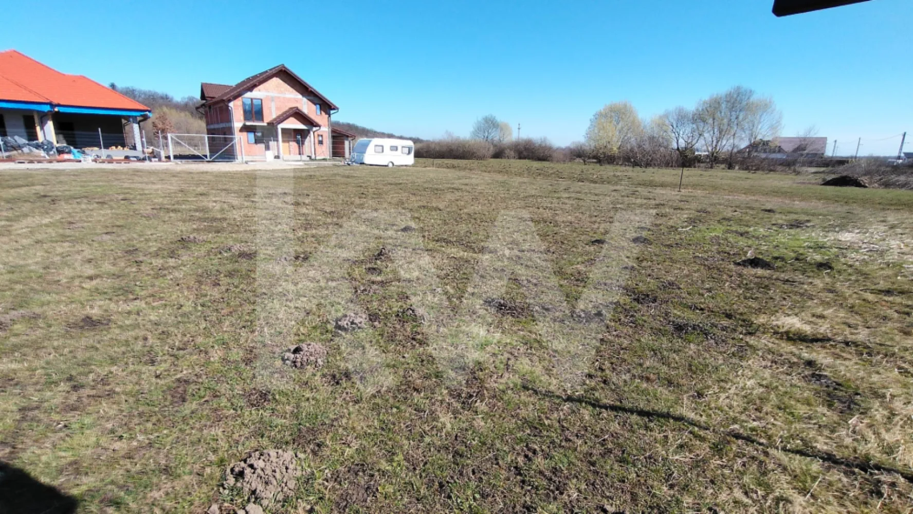 Teren intravilan , cu certificat de urbanism, Sibiu - Zona Muzeul Astra - Se oferă spre vânzare teren intravilan situat în municipiul Sibiu, zona Rășinari, ideal pentru construirea unei locuințe. Terenul are o suprafață de 712 mp și beneficiază de certificat de urbanism valabil, emis în scopul construirii unei case.
Conform documentației urbanistice aprobate:
terenul este situat în intravilan;
destinația este reglementată prin PUZ aprobat;
POT maxim: 20%;
CUT maxim: 0,4;
accesul este asigurat din strada principala
este permisă realizarea unei case de vacanță P+M, împrejmuire și branșamente la utilități;
circulația pietonală și auto este aprobată;
regimul de înălțime, alinierea și retragerile sunt conforme PUZ-ului în vigoare.
Terenul este potrivit pentru construcție imediată, având reglementări urbanistice clare, ceea ce îl face o alegere bună atât pentru utilizare personală, cât și pentru investiție.
Documentația este completă și poate fi pusă la dispoziția cumpărătorului interesat.