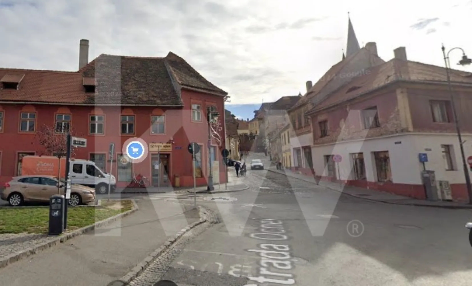 Spatiu comercial stradal 136mp Central Istoric Sibiu preluare chirias - Spatiu Comercial Stradal de Vanzare – Centrul Istoric, Sibiu

Spatiile comerciale din Centrul Istoric apar rar pe piata. Acesta este unul dintre ele – cu pozitie centrala, front stradal de 12 m si suprafata generoasa de 136 mp, recent renovat si pregatit pentru o noua destinatie.
Detalii principale:
Suprafata utila: 136 mp (suprafata construita: 150 mp).
Compartimentare: 6 incaperi + 2 bai, partial compartimentat, adaptabil in functie de activitate.
Front stradal 12 m si vitrina 10 m – expunere excelenta intr-o zona cu trafic intens.
An constructie: 1953 | An renovare: 2024 – cladire solida pe structura de caramida, modernizata complet.
Regim de inaltime: S + P + 1 + M – potential extins si functionalitate variata.
Dotari: curent trifazic, centrala proprie, aer conditionat, fibra optica, ferestre PVC/termopan, finisaje moderne.
Avantaje:
Pozitie premium in Centrul Istoric Sibiu, zona de maxim interes turistic si comercial.
Cladire cu prestanta istorica, dar renovata complet pentru cerintele actuale.
Flexibilitate maxima – pretabil pentru clinica, birouri, showroom, magazin, sediu reprezentativ sau alimentatie publica.
Vizibilitate ridicata si acces direct din strada.
Spatiile comerciale din centrul Sibiului sunt rare. Cele renovate complet, cu expunere si suprafata mare, sunt si mai putine. Acesta este momentul sa preiei un spatiu care poate deveni baza unei afaceri solide, intr-o locatie unde cererea este constanta.

Contacteaza-ne acum pentru detalii si vizionare.