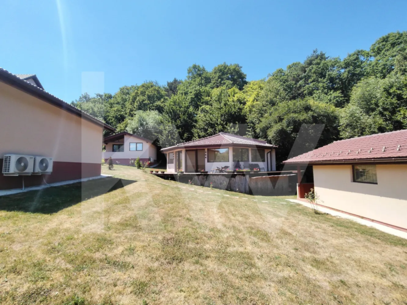 4 Casute de vacanta cu teren de 2000 mp liberi Cisnadioara - Ansamblu de 4 Căsuțe de Poveste cu Priveliște de Vis – De Vânzare!

În mijlocul naturii, acolo unde munții îți dau "Bună dimineața", te așteaptă un loc cu suflet, perfect pentru relaxare, investiție turistică sau o retragere departe de agitația urbană.

 Ce găsești aici?
🔹 3 căsuțe a câte 40 mp – cochet amenajate, intime și eficiente cu baie proprie
🔹 1 căsuță mai spațioasă – 60 mp, ideală ca locuință principală, la fel cu baie proprie
🔹 Teren generos – cu potențial de extindere: poți construi noi unități, o piscină superbă sau un spațiu comun de relaxare
🔹 Priveliște panoramică spre munți – răsăritul și apusul aici sunt artă pură

Loc ideal pentru:
• Investitori care vor un mini-resort de închiriat
• Familii extinse care vor să stea aproape, dar fiecare cu căsuța lui
• Cei care caută natură, liniște și oportunitate

Totul într-un cadru natural de poveste, aproape de trasee montane, aer curat și tradiție autentică!

Contactează-mă și hai să-ți arăt acest loc unde poți transforma visul în realitate!
Ansamblul de 4 casute se poate achizitiona impreuna si cu proprietatea alaturata Vila cu piscina.
https://kw.immoflux.ro/publicproperty/P10370