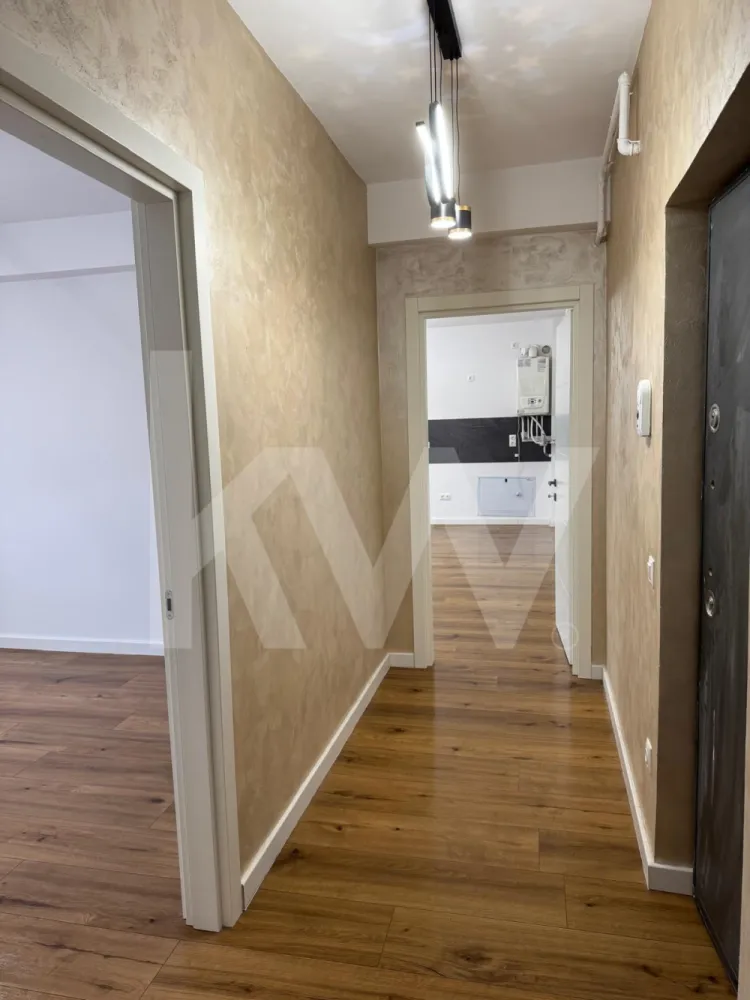 Apartament 2 camere finisat la cheie balcon parcare Selimbar 54 mpu - Apartament decomandat 54 mp utili | Parcare proprie | Balcon | La 5 minute de Mall

Cauți un apartament bine compartimentat, într-o zonă cu acces rapid către tot ce ai nevoie? Acest apartament decomandat de 54 mp utili este alegerea ideală atât pentru locuit, cât și pentru investiție.
 Compartimentare practică și confortabilă:
living luminos, perfect pentru relaxare
bucătărie separată
dormitor spațios
baie modernă
hol generos cu spații de depozitare
balcon – locul ideal pentru cafeaua de dimineață
 Avantaje importante:
loc de parcare inclus
compartimentare decomandată – spațiu bine organizat
zonă liniștită, dar aproape de punctele de interes
Localizare excelentă:
La doar 5 minute de Shopping City Mall
acces rapid către Sibiu
magazine, transport public, școli și servicii în apropiere
Apartamentul oferă echilibrul perfect între confort, funcționalitate și poziționare — o locuință gata să devină „acasă”.