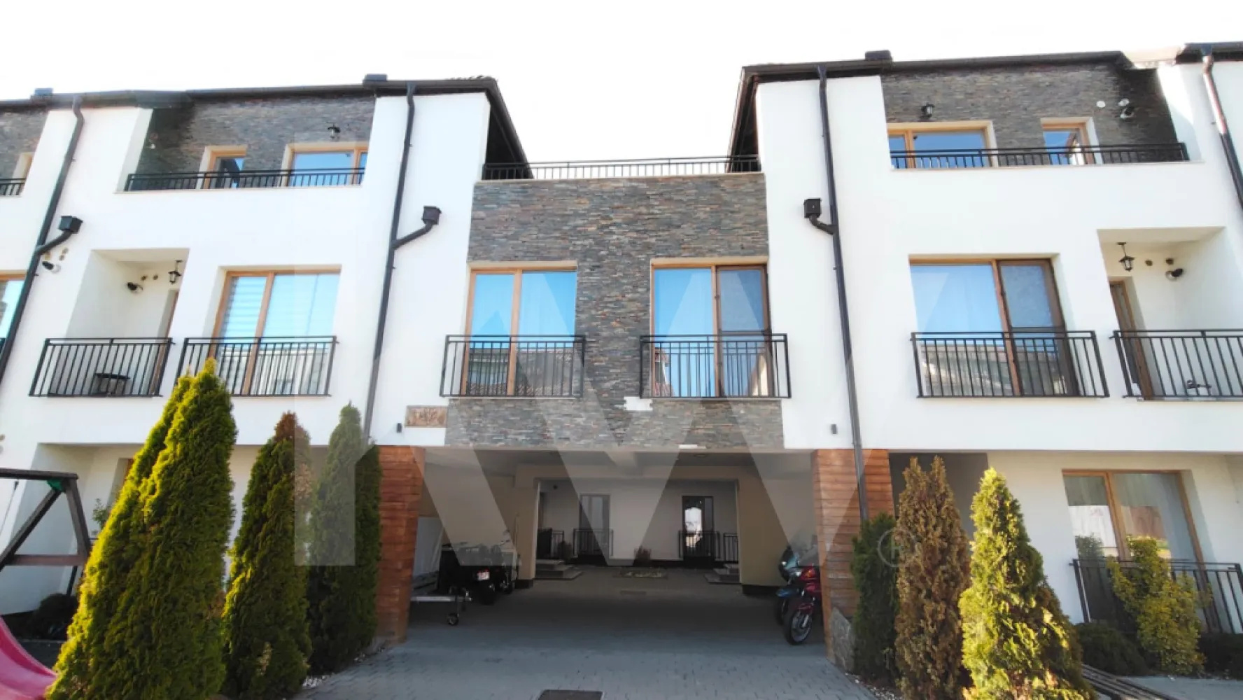 Apartament de vanzare cu 4 camere Arhitectilor - Există locuințe care bifează niște criterii… și există locuințe care îți dau senzația că ai găsit locul potrivit. Acest apartament din Cartierul Arhitecților face parte din a doua categorie.
Situat la etajul 2, apartamentul este dispus pe două niveluri reale (nu mansardă), oferind un spațiu bine gândit, ideal pentru o familie.
La primul nivel regăsim zona de zi: bucătărie open space integrată cu livingul, o baie și un dormitor cu acces direct pe terasă. Un spațiu aerisit, luminos, unde fiecare zi începe cu liniște și se termină cu priveliște spre munte.
Nivelul superior este dedicat odihnei și intimității, fiind compartimentat în 2 dormitoare și o baie, oferind confort și funcționalitate pentru întreaga familie.
Apartamentul impresionează prin distribuția echilibrată a spațiului și prin faptul că nivelul 2 este amenajat pentru locuit, integrat perfect în conceptul locuinței.
Se vinde parțial mobilat sau complet mobilat, în funcție de oferta primită, oferind flexibilitate viitorului proprietar.
Dacă îți dorești un cămin pe două niveluri, cu spațiu, lumină și o priveliște care nu se demodează niciodată, acesta poate fi exact ce cauți.