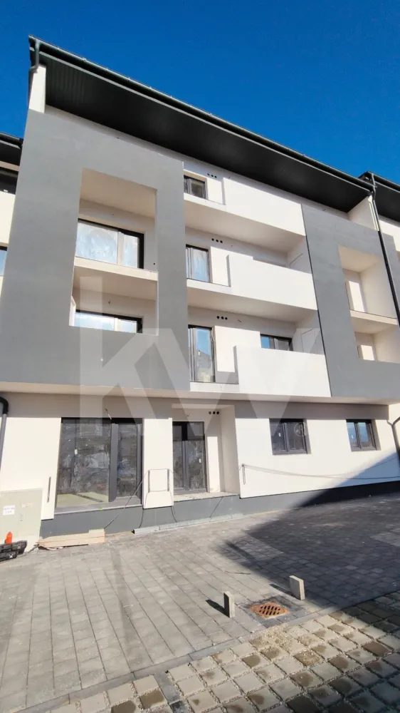 Apartamente finalizate cu 2-3 camere balcon sau gradina Selimbar Sibiu - În zona Doamna Stanca, la limita dintre Șelimbăr și Sibiu, aproape de Shopping City Sibiu, te așteaptă un apartament de 2 camere care chiar are sens. Nu e înghesuit. Nu e improvizat. E gândit.
 Date clare, fără povești:
55,5 mp utili
Decomandat – spațiu bine împărțit
Baie modernă
Balcon generos
Etaj 1 din 2 + mansardă
Imobil nou, construit în 2024
Loc de parcare propriu
Se predă finisat la alb
Adică exact cum trebuie: îl personalizezi după gustul tău. Fără compromisuri.
Confort adevărat:
incălzire în pardoseală – căldură uniformă, fără calorifere pe pereți
Centrală proprie – tu controlezi tot
Clasă energetică A – facturi mai mici, viață mai liniștită
Izolație exterioară serioasă
Geamuri PVC cu termopan, uși interioare din lemn și panel, pereți finisați cu lavabilă. Simplu. Corect. Modern.
 Locație care contează
Ai transport, școli, grădinițe, magazine la doi pași. Mall-ul aproape, dar liniștea rămâne liniște. Echilibru – cum ar trebui să fie viața.
E genul de apartament care:
e perfect pentru un cuplu la început de drum
sau pentru cineva care vrea o investiție sigură într-o zonă căutată
Nu e doar „disponibil”. E pregătit.
Întrebarea e: tu ești?
Sună, vino la vizionare și vezi cu ochii tăi. Unele lucruri nu se simt din poze – se simt când intri pe ușă.