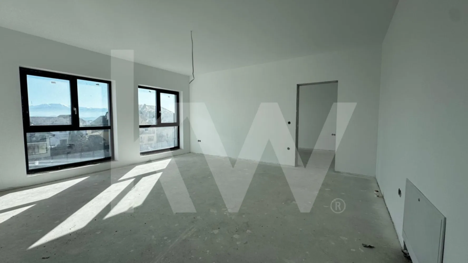 Apartament 2 camere de vânzare – Șelimbăr 36,6 mp la 2 minute de Mall - Se oferă spre vânzare apartament cu 2 camere, situat în Șelimbăr, într-o zonă foarte bine conectată, la 2 minute de Shopping City Mall. Proprietatea este ideală atât pentru locuire personală, cât și pentru investiție.
Date tehnice:
Suprafață utilă: 36,6 mp
Suprafață totală: 36,6 mp
Număr camere: 2
Compartimentare: semidecomandată
Living + bucătărie: 16,1 mp
Dormitor: 13,7 mp
Baie: 4,0 mp
Hol: 2,8 mp
Caracteristici generale:
compartimentare eficientă, fără spații pierdute
camere bine proporționate
apartament luminos
potrivit pentru locuire sau închiriere
zonă cu acces rapid la: Mall, magazine, transport public, școli, servicii
Pentru cei care simt că „mai mult spațiu” nu e un moft, ci o nevoie firească, în ansamblu sunt disponibile și apartamente generoase de 63,2 mp utili, gândite pentru viață reală, nu doar pentru poze frumoase. Spațiu care respiră, camere care nu se înghesuie și o compartimentare clară, ca pe vremuri, dar cu confortul de azi.
Avem și apartamente mai mari-
Date tehnice apartament mare:
Suprafață utilă: 63,2 mp
Suprafață totală: 63,2 mp
Număr camere: 3
Compartimentare: practică și echilibrată
Hol: 5,0 mp
Living + bucătărie: 25,9 mp
Dormitor 1: 12,9 mp
Dormitor 2: 14,3 mp
Dressing: 0,7 mp
Baie: 4,4 mp