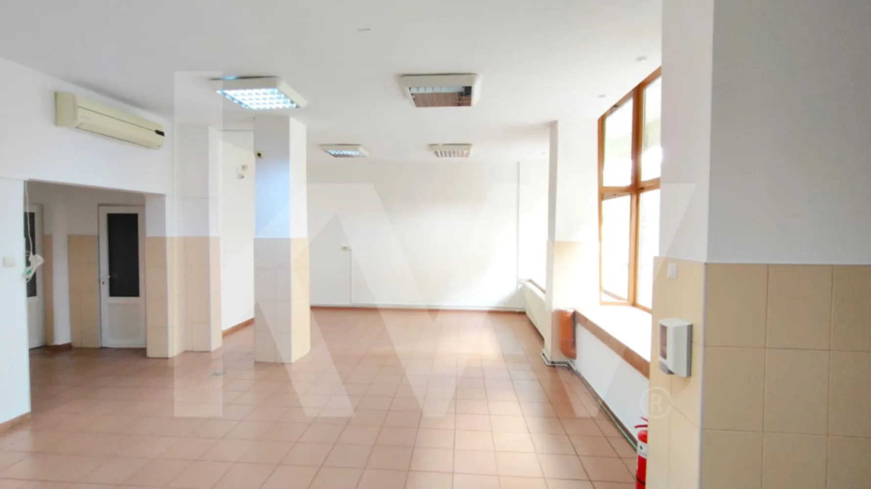 SPATIU COMERCIAL DE INCHIRIAT VALEA AURIE 102 mp - Spațiu comercial de închiriat – Valea Aurie, Sibiu
In inima cartierului Valea Aurie, una dintre cele mai stabile și populate zone din Sibiu, este disponibil spre închiriere un spațiu comercial de 102 mp, poziționat stradal, cu vizibilitate foarte bună și acces facil pentru clienți.
Spațiul oferă o compartimentare practică, luminoasă și flexibilă, ideală pentru activități care au nevoie de vizibilitate și acces rapid din zona rezidențială din jur.
Caracteristici principale
Suprafață utilă: 102 mp
Poziționare: front stradal, zonă circulată
Acces rapid: aproape de transport public, școli și zone rezidențiale
Vizibilitate excelentă pentru brand și activitate
Potrivit pentru
cabinete medicale, stomatologice sau psihologice
salon de frumusețe, spa sau wellness
magazin de proximitate, florărie sau showroom
 birouri, firmă de servicii, IT sau contabilitate
Zona Valea Aurie este cunoscută pentru comunitatea stabilă și fluxul constant de locuitori, ceea ce oferă afacerii tale vizibilitate și potențial real de dezvoltare.
Un spațiu versatil, potrivit pentru antreprenorii care caută un loc bine poziționat pentru a construi ceva durabil.
#Sibiu #ValeaAurie #SpatiuComercial #InchiriereSibiu #BusinessLocation #InvestitieSigura #BirouriSibiu #SalonSibiu #ShowroomSibiu #CornelCapalnas #KW #KellerWilliamsSibiu #ImobiliareSibiu #ConsultantaImobiliara #CalitateaFaceTotul