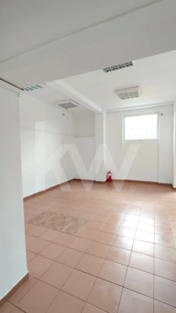 SPATIU COMERCIAL DE INCHIRIAT VALEA AURIE 102 mp - Spațiu comercial de închiriat – Valea Aurie, Sibiu
In inima cartierului Valea Aurie, una dintre cele mai stabile și populate zone din Sibiu, este disponibil spre închiriere un spațiu comercial de 102 mp, poziționat stradal, cu vizibilitate foarte bună și acces facil pentru clienți.
Spațiul oferă o compartimentare practică, luminoasă și flexibilă, ideală pentru activități care au nevoie de vizibilitate și acces rapid din zona rezidențială din jur.
Caracteristici principale
Suprafață utilă: 102 mp
Poziționare: front stradal, zonă circulată
Acces rapid: aproape de transport public, școli și zone rezidențiale
Vizibilitate excelentă pentru brand și activitate
Potrivit pentru
cabinete medicale, stomatologice sau psihologice
salon de frumusețe, spa sau wellness
magazin de proximitate, florărie sau showroom
 birouri, firmă de servicii, IT sau contabilitate
Zona Valea Aurie este cunoscută pentru comunitatea stabilă și fluxul constant de locuitori, ceea ce oferă afacerii tale vizibilitate și potențial real de dezvoltare.
Un spațiu versatil, potrivit pentru antreprenorii care caută un loc bine poziționat pentru a construi ceva durabil.
#Sibiu #ValeaAurie #SpatiuComercial #InchiriereSibiu #BusinessLocation #InvestitieSigura #BirouriSibiu #SalonSibiu #ShowroomSibiu #CornelCapalnas #KW #KellerWilliamsSibiu #ImobiliareSibiu #ConsultantaImobiliara #CalitateaFaceTotul
