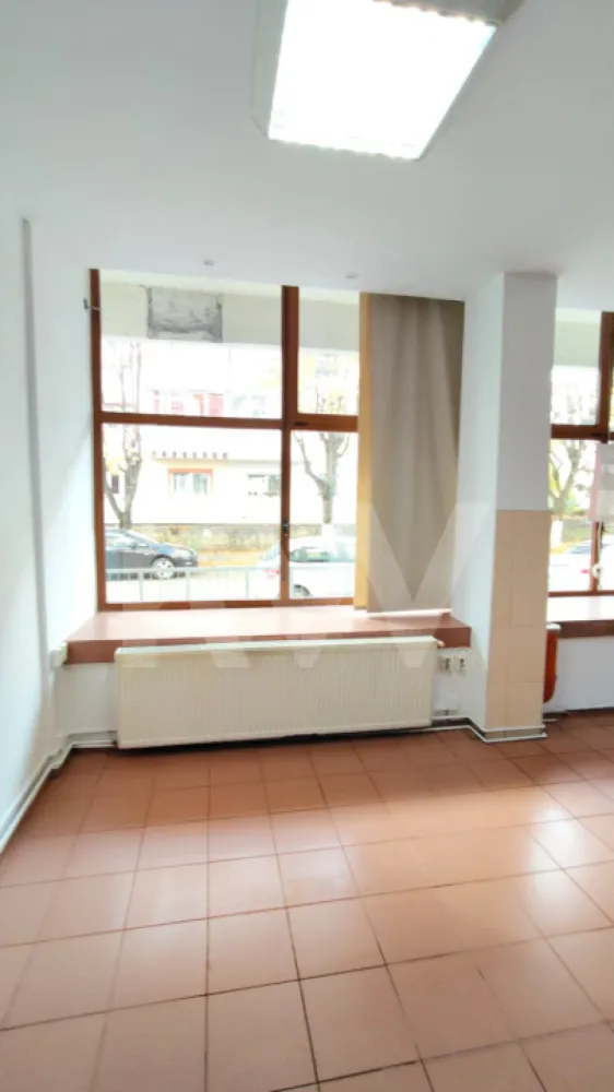 SPATIU COMERCIAL DE INCHIRIAT VALEA AURIE 102 mp - Spațiu comercial de închiriat – Valea Aurie, Sibiu
In inima cartierului Valea Aurie, una dintre cele mai stabile și populate zone din Sibiu, este disponibil spre închiriere un spațiu comercial de 102 mp, poziționat stradal, cu vizibilitate foarte bună și acces facil pentru clienți.
Spațiul oferă o compartimentare practică, luminoasă și flexibilă, ideală pentru activități care au nevoie de vizibilitate și acces rapid din zona rezidențială din jur.
Caracteristici principale
Suprafață utilă: 102 mp
Poziționare: front stradal, zonă circulată
Acces rapid: aproape de transport public, școli și zone rezidențiale
Vizibilitate excelentă pentru brand și activitate
Potrivit pentru
cabinete medicale, stomatologice sau psihologice
salon de frumusețe, spa sau wellness
magazin de proximitate, florărie sau showroom
 birouri, firmă de servicii, IT sau contabilitate
Zona Valea Aurie este cunoscută pentru comunitatea stabilă și fluxul constant de locuitori, ceea ce oferă afacerii tale vizibilitate și potențial real de dezvoltare.
Un spațiu versatil, potrivit pentru antreprenorii care caută un loc bine poziționat pentru a construi ceva durabil.
#Sibiu #ValeaAurie #SpatiuComercial #InchiriereSibiu #BusinessLocation #InvestitieSigura #BirouriSibiu #SalonSibiu #ShowroomSibiu #CornelCapalnas #KW #KellerWilliamsSibiu #ImobiliareSibiu #ConsultantaImobiliara #CalitateaFaceTotul