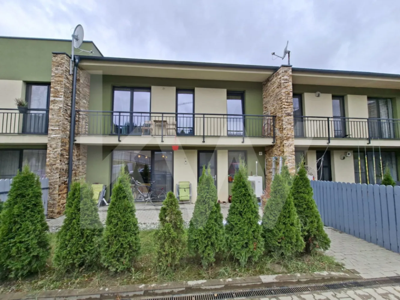 Casă 4 camere la preț de apartament - Confort total: Încălzire, răcire și autonomie electrică până la 16 ore! – Cristian

Imaginează-ți că te întorci acasă după o zi plină și pășești într-un spațiu modern, luminos și primitor.
Această casă construită în 2022, cu uzură minimă, îmbină perfect confortul, liniștea și accesul rapid către oraș.
Detalii: Suprafață construită: 110 mp, utilă: 88 mp, Teren: 120 mp, curte + 2 locuri de parcare, Nivel: P+1E+Pod, 3 dormitoare, 2 băi living open-space, balcon 7 mp. 
Mobilată și utilată complet – gata de mutare.
Încălzire în pardoseală + pompă de căldură. Curent trifazic. Boiler cu capacitate de 500 l apă. Se poate realiza și funcția de răcire, nu doar de incălzire (schimbător de căldură). Independență , dacă nu este curent, între 12-16h.
Locație excelentă – aproape de Aeroport, Metro și autostradă, la doar 10-15 minute de centrul Sibiului.
Preț: 140.000 € (doar 1.590 €/mp) – liberă de sarcini!
O locuință intimă, eficientă și perfectă pentru familii, care poate fi noul tău cămin.
Contactează-ne pentru detalii și vizionare!