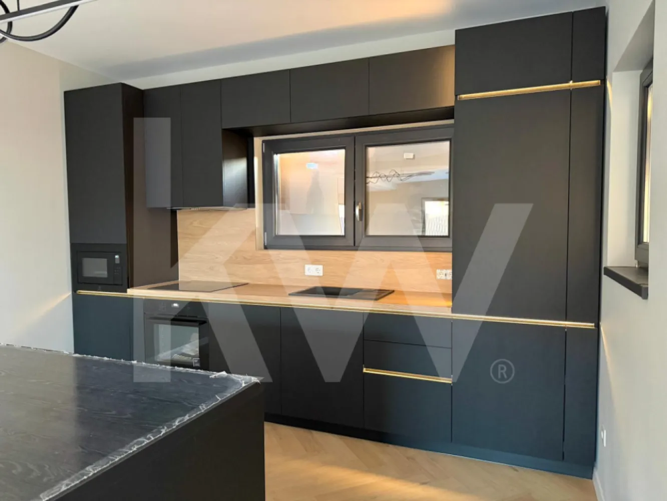 Apartament premium modern cu curte privata-Arhitectilor - De cat timp cauti un apartament premium, ultrafinisat, care sa iti ofere tot confortul de care ai nevoie?
Te-ai gandit cum ar fi sa locuiesti intr-un apartament de 4 camere, unde fiecare dormitor are propria baie, finisaje de lux si dotari de ultima generatie.

Ce ar insemna pentru tine sa te bucuri de:

Confort termic maxim datorita izolatiei cu vata bazaltica.
O atmosfera linistita si relaxanta, datorita geamurilor premium cu 3 foi de sticla si 3 garnituri.
Siguranta deplina pentru familia ta, asigurata de un sistem de supraveghere video non-stop.
Un design modern si elegant, pus in valoare de balustradele din sticla securizata si finisaje premium.
Un loc de parcare inclus in pret, astfel incat sa scapi de grija gasirii unui loc liber.

Apartamentul va fi predat complet finisat, astfel incat sa te poti muta fara griji. In plus, incalzirea in pardoseala, bucataria mobilata, utilata si centrala termica Bosch in condensare iti ofera un confort termic superior si un consum redus de energie.

Acest apartament se afla la parter si are o suprafata de 115 mp utili, completat de o curte privata de 200 mp, perfecta pentru momentele de relaxare in aer liber.

Este acest apartament ceea ce cauti? Contacteaza-ne pentru a afla mai multe detalii!