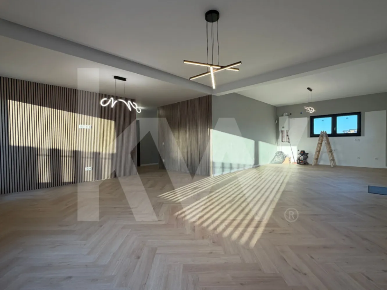 Apartament premium modern cu curte privata-Arhitectilor - De cat timp cauti un apartament premium, ultrafinisat, care sa iti ofere tot confortul de care ai nevoie?
Te-ai gandit cum ar fi sa locuiesti intr-un apartament de 4 camere, unde fiecare dormitor are propria baie, finisaje de lux si dotari de ultima generatie.

Ce ar insemna pentru tine sa te bucuri de:

Confort termic maxim datorita izolatiei cu vata bazaltica.
O atmosfera linistita si relaxanta, datorita geamurilor premium cu 3 foi de sticla si 3 garnituri.
Siguranta deplina pentru familia ta, asigurata de un sistem de supraveghere video non-stop.
Un design modern si elegant, pus in valoare de balustradele din sticla securizata si finisaje premium.
Un loc de parcare inclus in pret, astfel incat sa scapi de grija gasirii unui loc liber.

Apartamentul va fi predat complet finisat, astfel incat sa te poti muta fara griji. In plus, incalzirea in pardoseala, bucataria mobilata, utilata si centrala termica Bosch in condensare iti ofera un confort termic superior si un consum redus de energie.

Acest apartament se afla la parter si are o suprafata de 115 mp utili, completat de o curte privata de 200 mp, perfecta pentru momentele de relaxare in aer liber.

Este acest apartament ceea ce cauti? Contacteaza-ne pentru a afla mai multe detalii!