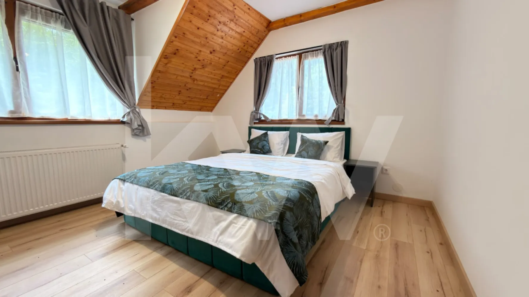 Vila de poveste din Valea Avrigului de vanzare -  Cabana de pe Valea Avrigului – locul unde liniștea are adresă

În Valea Avrigului, acolo unde aerul este mai curat, timpul curge mai încet și natura îți bate discret la fereastră, te așteaptă o proprietate creată pentru relaxare, familie și momente care rămân în suflet.

Cu 262 mp utili, 7 camere și 7 băi, vila oferă confort generos atât pentru o reședință de vacanță, cât și pentru o investiție turistică.

Cele două terase deschid priveliști superbe către verdele muntelui, iar filigoria de 60 mp este locul perfect pentru cafeaua de dimineață, mese în aer liber sau seri liniștite cu prietenii.

Terenul de 900 mp completează frumos proprietatea și oferă spațiu pentru grădină, zonă de relaxare, loc de joacă sau alte idei care pot transforma acest loc într-o adevărată destinație.

Aici nu vii doar să locuiești.
Vii să respiri, să te oprești puțin și să îți amintești cât de frumos poate fi simplul.

Valea Avrigului – natură, liniște și poveste.

Pentru detalii și vizionare, mă poți contacta cu încredere.