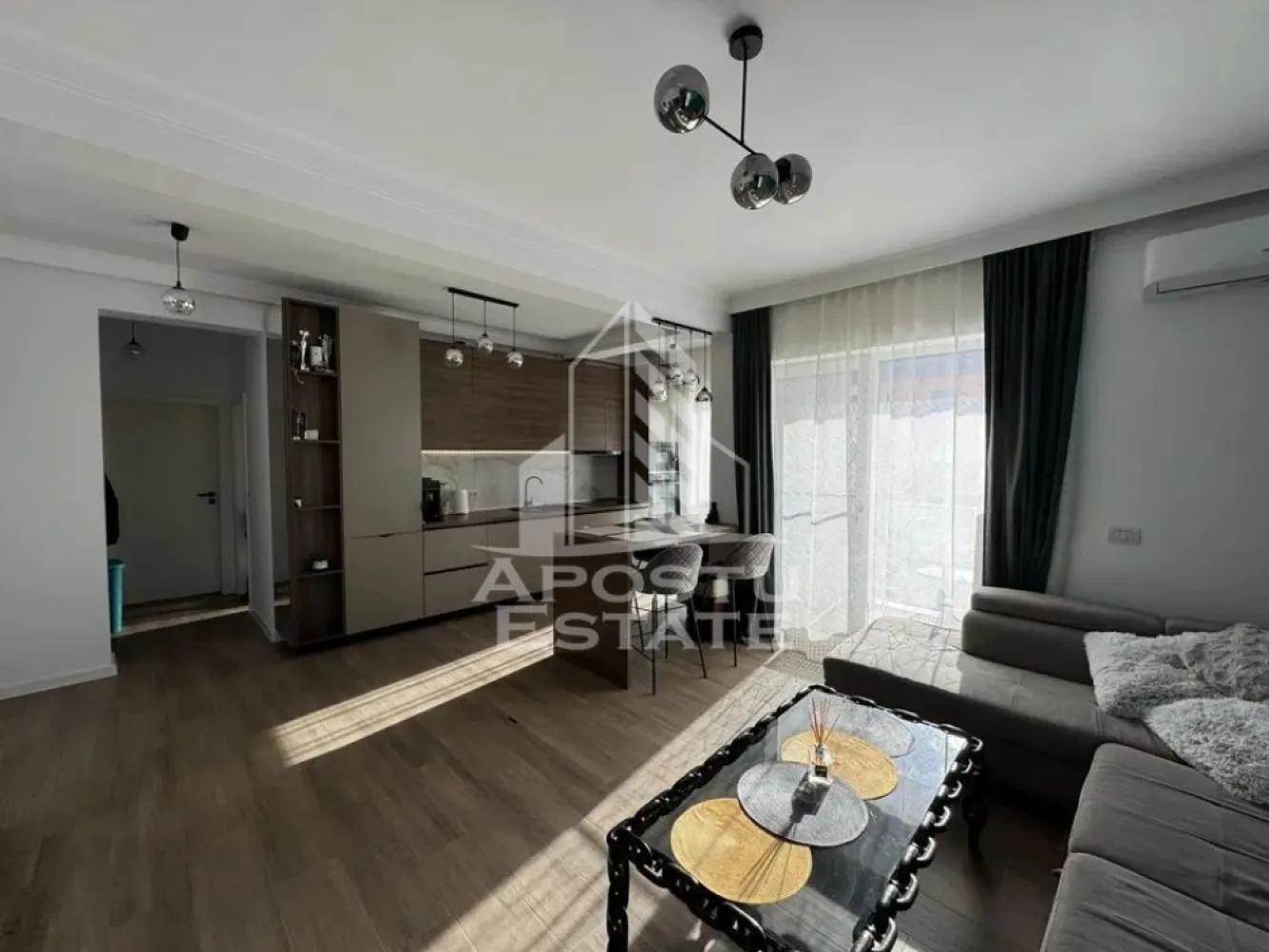 Apartament cu 2 camere, Centrala Proprie, Loc De Parcare, Giroc - APOSTU ESTATE va propune spre inchiriere un apartament cu 2 camere, situat la etajul 2 intr-un bloc cu regim de inaltime P+3, in Giroc.
Imobilul are o suprafata utila de 50 mp si este compartimentat astfel:
- hol acces
- bucatarie si living open space
- dormitor
- baie cu cada si geam
- balcon
Confortul termic se realizeaza prin intermediul centralei proprii, incalzirea imobilului fiind realizata prin pardoseala.
Vecinatati:
- StayFit Giroc
- Penny Giroc
- Pepco
Va asteptam cu drag la o vizionare!
ID intern: CP2296096