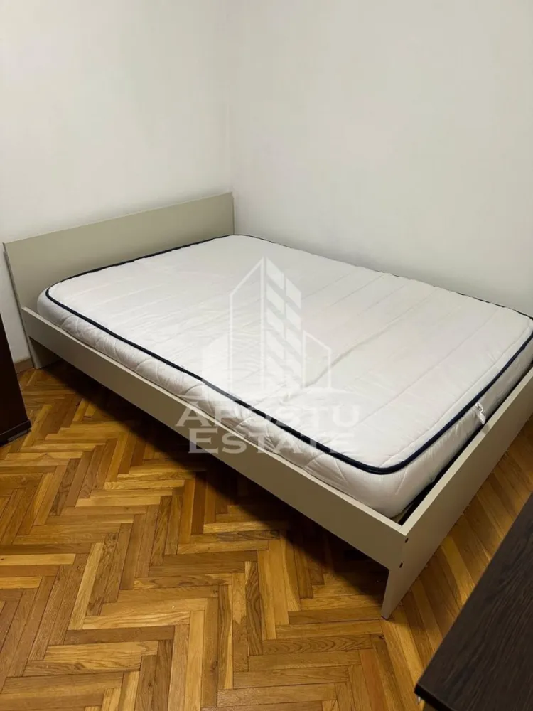 Apartament cu 2 camere de inchiriat, zona Dacia, Timisoara - Agentia imobiliara APOSTU ESTATE va propune spre inchiriere un apartament cu 2 camere spatios si luminos, situat in zona Dacia, o zona linistita si bine pozitionata din Timisoara, potrivit pentru cupluri sau studenti care isi doresc o locuinta unde sa se simta confortabil si cu acces facil catre scoli, facultati, statii de autobuz si magazine.

Suprafata utila: 41 mp
Compartimentare eficienta:
- Hol de acces
- Bucatarie inchisa, complet mobilata si utilata, cu loc de luat masa
- Baie prevazuta cu cada si geam pentru aerisire naturala
-Dormitor cu pat matrimonial
- Balcon inchis

Confort si facilitati:
- Centrala proprie
- Aer conditionat
- Pet friendly (pisica)
- Apartamentul este complet mobilat si utilat de catre proprietar

Localizare: zona Dacia, in apropiere de Iulius Mall, scoala generala nr.18, Kaufland, mijloace de transport in comun

Ideal pentru:
- Cupluri
- Studenti
- Familii

Pret chirie: 400€
Programeaza o vizionare pentru a-ti putea imagina viitorul aici!
ID intern: CP2439739