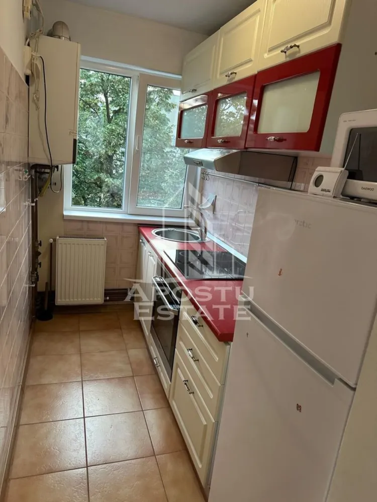 Apartament cu 2 camere de inchiriat, zona Dacia, Timisoara - Agentia imobiliara APOSTU ESTATE va propune spre inchiriere un apartament cu 2 camere spatios si luminos, situat in zona Dacia, o zona linistita si bine pozitionata din Timisoara, potrivit pentru cupluri sau studenti care isi doresc o locuinta unde sa se simta confortabil si cu acces facil catre scoli, facultati, statii de autobuz si magazine.

Suprafata utila: 41 mp
Compartimentare eficienta:
- Hol de acces
- Bucatarie inchisa, complet mobilata si utilata, cu loc de luat masa
- Baie prevazuta cu cada si geam pentru aerisire naturala
-Dormitor cu pat matrimonial
- Balcon inchis

Confort si facilitati:
- Centrala proprie
- Aer conditionat
- Pet friendly (pisica)
- Apartamentul este complet mobilat si utilat de catre proprietar

Localizare: zona Dacia, in apropiere de Iulius Mall, scoala generala nr.18, Kaufland, mijloace de transport in comun

Ideal pentru:
- Cupluri
- Studenti
- Familii

Pret chirie: 400€
Programeaza o vizionare pentru a-ti putea imagina viitorul aici!
ID intern: CP2439739