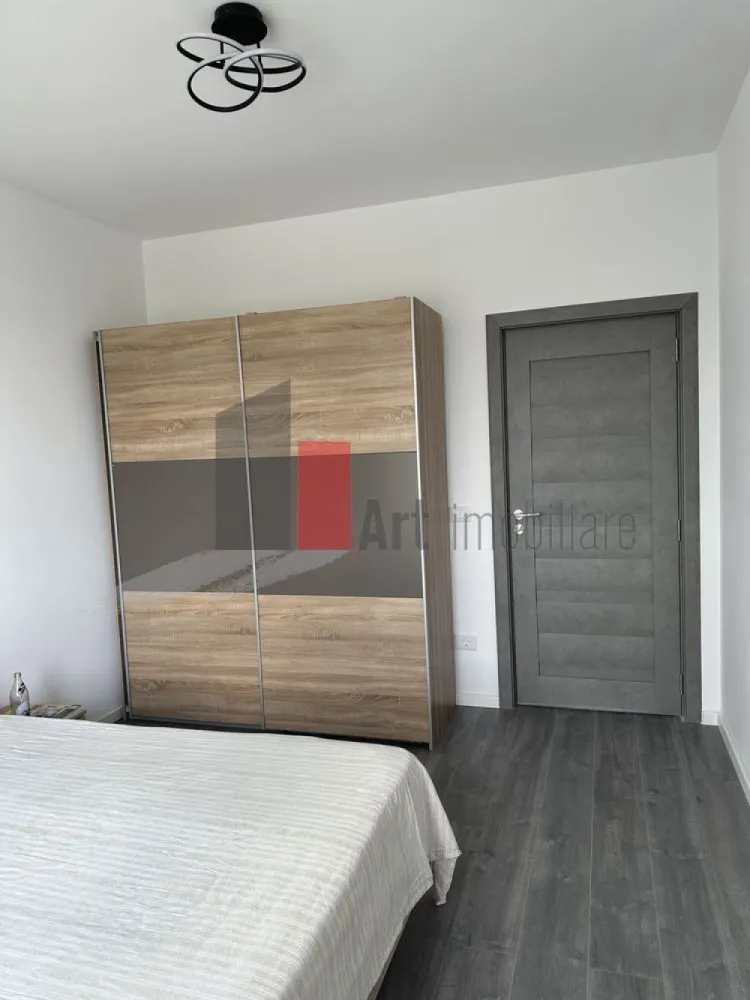Apartament 2 camere de închiriat – Militari, București -Metrou la 7 minute - Oferim spre închiriere apartament modern cu 2 camere, situat în zona Militari, într-un bloc construit în 2021, la doar 7 minute de mers pe jos de stația de metrou.
Apartamentul are o suprafață utilă de 58 mp, este situat la etajul 6 și beneficiază de compartimentare practică, spații generoase și multă lumină naturală. Este ideal pentru un cuplu, o familie tânără sau persoane care își doresc confort și acces rapid către toate punctele de interes ale orașului.
Dotări și avantaje:
Suprafață utilă: 58 mp
2 camere
Etaj 6
Bloc nou, construit în 2021
Centrală termică proprie si 2 aparate de aer conditionat
Bucătărie complet utilată
Finisaje moderne
Acces rapid la metrou și mijloace de transport
În apropiere de magazine, supermarketuri, farmacii și centre comerciale
Preț: 550 €/lună
Liber de la 26 iunie