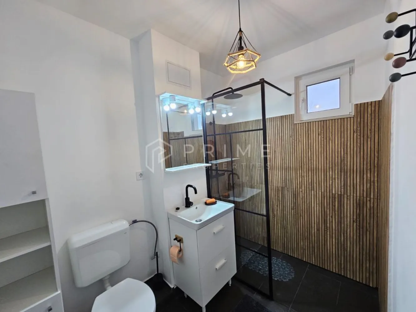 DE ÎNCHIRIAT: Apartament 3 Camere, Modern & Renovate Recent | Tudor - Căutați un cămin modern, unde confortul se întâlnește cu designul actual? Vă propunem spre închiriere pe termen lung un apartament cu 3 camere, situat la parter înalt în cartierul Tudor, complet renovat și amenajat cu mult bun gust în urmă cu un an și jumătate.
De ce să alegeți acest apartament:
Compartimentare: 2 dormitoare primitoare, living spațios, bucătărie separată și 2 băi, oferind tot spațiul necesar pentru un stil de viață echilibrat.
Dotări Premium: Încălzire în pardoseală pentru un confort termic sporit.
Stare Impecabilă: Mobilier modern, electrocasnice de ultimă generație (încă în garanție) și un grad minim de uzură.
Gata de Mutare: Locuința se închiriază complet mobilată și utilată, fiind pregătită să vă primească imediat.
Locație:
Situat într-o zonă accesibilă din cartierul Tudor, apartamentul beneficiază de proximitatea față de magazine, școli și principalele mijloace de transport.
Promisiunea Prime Properties: Vă oferim siguranță, transparență și servicii impecabile pe tot parcursul drumului către casa ideală. Dacă această proprietate nu corespunde nevoilor dumneavoastră, lăsați-ne să găsim alternativa potrivită stilului dumneavoastră de viață.
📞 Pentru mai multe detalii sau pentru a programa o vizionare, vă rugăm să ne contactați!