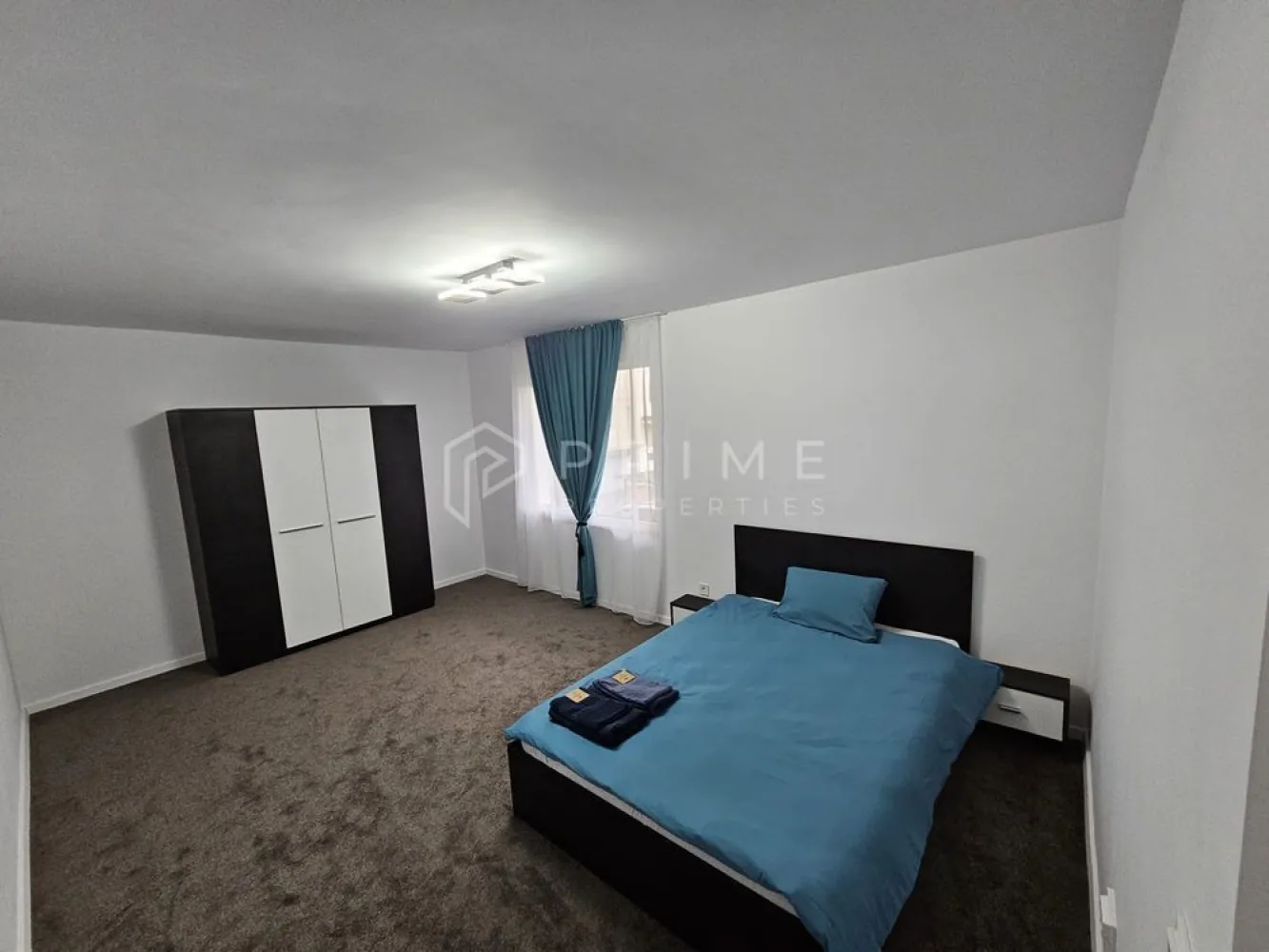 DE ÎNCHIRIAT: Apartament 3 Camere, Modern & Renovate Recent | Tudor - Căutați un cămin modern, unde confortul se întâlnește cu designul actual? Vă propunem spre închiriere pe termen lung un apartament cu 3 camere, situat la parter înalt în cartierul Tudor, complet renovat și amenajat cu mult bun gust în urmă cu un an și jumătate.
De ce să alegeți acest apartament:
Compartimentare: 2 dormitoare primitoare, living spațios, bucătărie separată și 2 băi, oferind tot spațiul necesar pentru un stil de viață echilibrat.
Dotări Premium: Încălzire în pardoseală pentru un confort termic sporit.
Stare Impecabilă: Mobilier modern, electrocasnice de ultimă generație (încă în garanție) și un grad minim de uzură.
Gata de Mutare: Locuința se închiriază complet mobilată și utilată, fiind pregătită să vă primească imediat.
Locație:
Situat într-o zonă accesibilă din cartierul Tudor, apartamentul beneficiază de proximitatea față de magazine, școli și principalele mijloace de transport.
Promisiunea Prime Properties: Vă oferim siguranță, transparență și servicii impecabile pe tot parcursul drumului către casa ideală. Dacă această proprietate nu corespunde nevoilor dumneavoastră, lăsați-ne să găsim alternativa potrivită stilului dumneavoastră de viață.
📞 Pentru mai multe detalii sau pentru a programa o vizionare, vă rugăm să ne contactați!