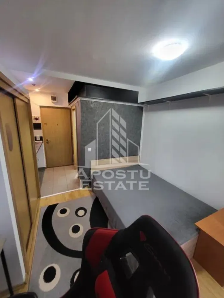 Garsoniera, de inchiriat, zona Aradului, Timisoara - Agentia imobiliara APOSTU ESTATE va propune spre inchiriere o garsoniera luminoasa, situata in Timisoara, in zona Calea Aradului, o zona linistita si bine pozitionata, potrivit pentru cupluri,familii, sau studenti care isi doresc o locuinta unde sa se simta confortabil si cu acces facil catre scoli, statii de autobuz, supermarketuri , magazine de zona, parcuri.

Suprafata utila: 20 mpu
Compartimentare eficienta:
-Hol de acces.
-Chicineta mobilata si utilata.
-Camera de zi cu pat, birou si TV.
-Baie cu cabina de dus.

Confort si facilitati:
-Incalzirea apartamentului: Calorifere, Termoficare.
-Apartamentul este complet mobilat si utilat.
- Nu accepta animale de companie de catre proprietar.

Localizare:
-Timis, Timisoara, zona Dambovita, acces facil : ING Bank, Penny, Pescada

Ideal pentru:
-Cupluri.
-Persoane singure.

Disponibilitate: imediata
Pret chirie lunara: 240 euro.
Programeaza o vizionare pentru a-ti putea imagina viitorul aici!
ID intern: CP3150074